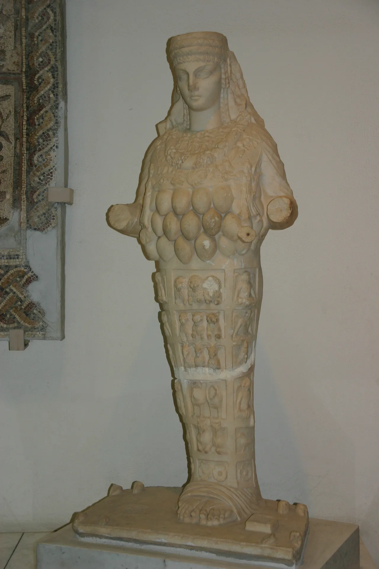 Beeld van Artemis Ephesia, gevonden bij het amfitheater van Leptis Magna [Tripoli, Nationaal Museum]