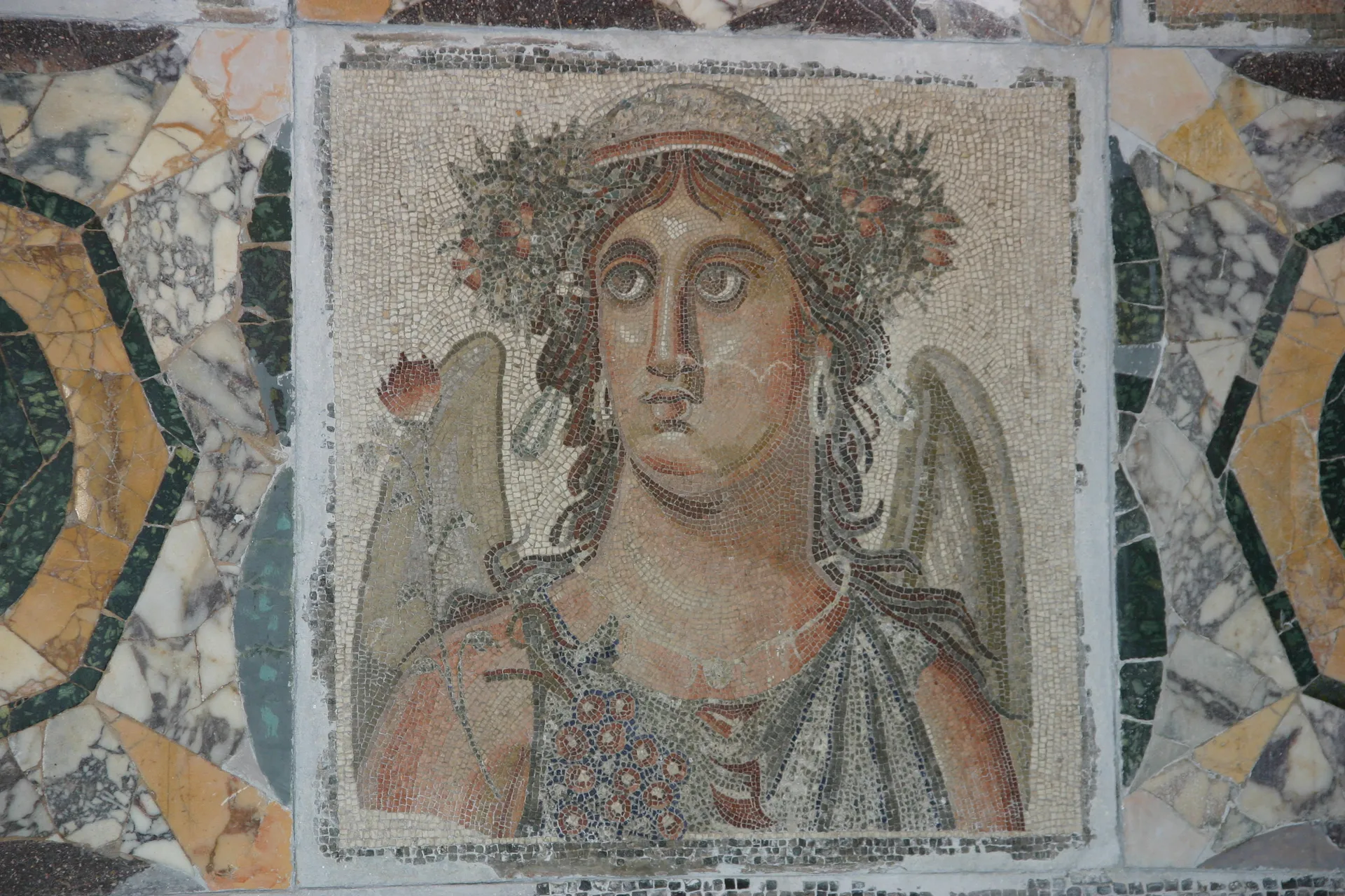 Verbeelding van de Lente, mozaïek van de vier seizoenen, villa Dar Buc Ammera nabij Leptis Magna, 3e eeuw [Tripoli, Nationaal Museum]