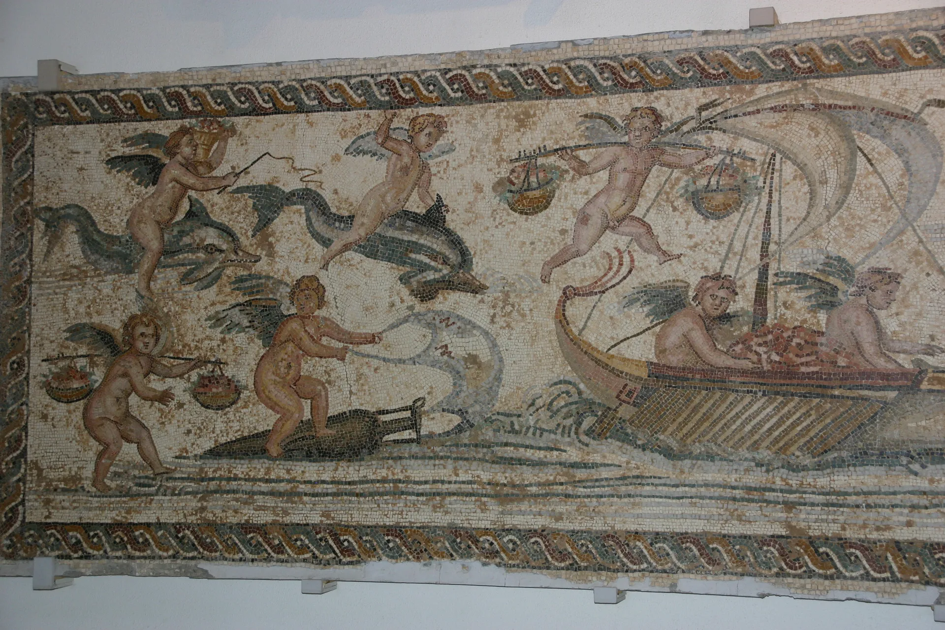 Schip omringd door Amor-figuren, mozaïek uit de Nijlvilla, Leptis Magna, 2e eeuw [Tripoli, Nationaal Museum]