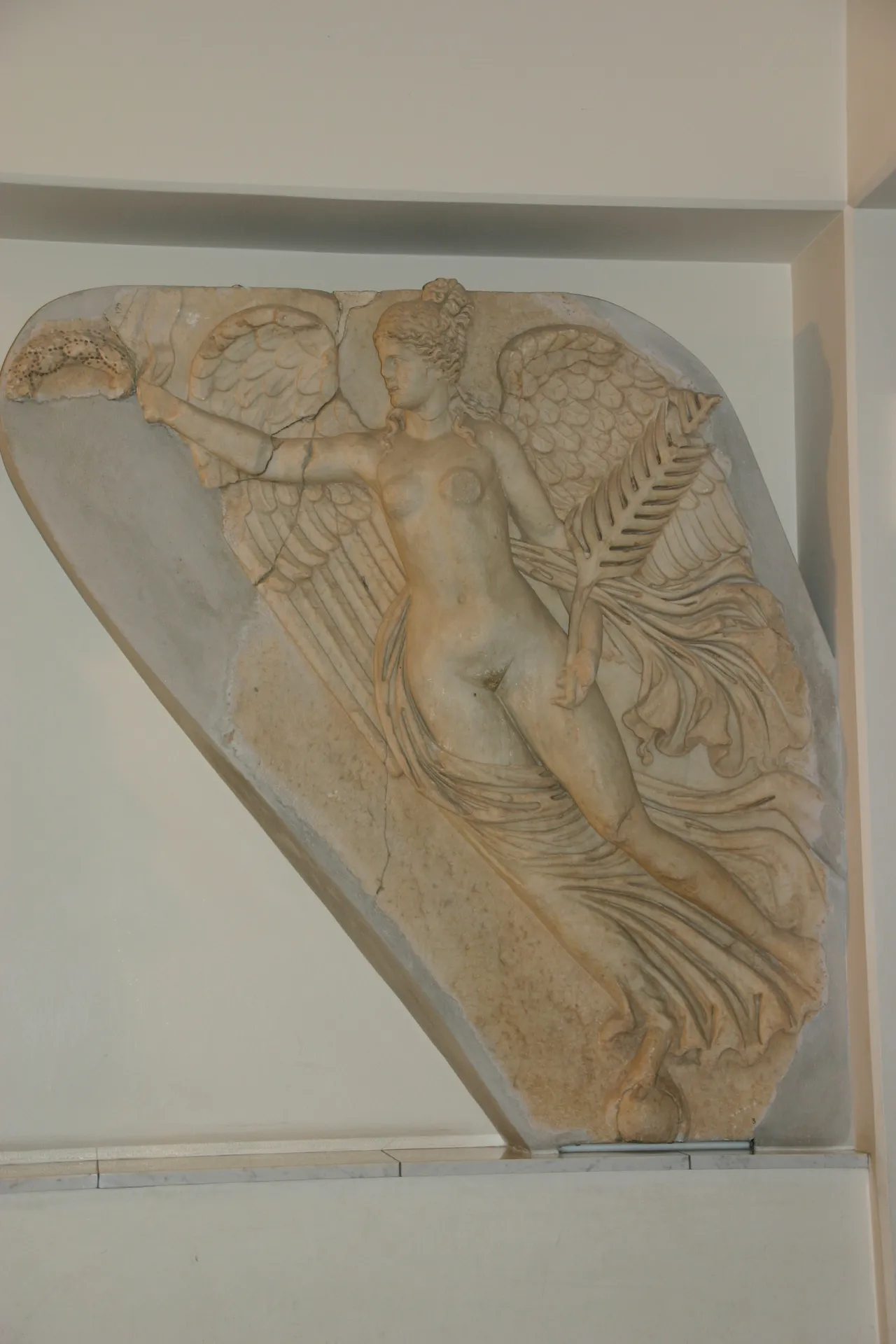 Reliëf van de gevleugelde Victoria, godin van de overwinning, uit Leptis Magna [Tripoli, Nationaal Museum]