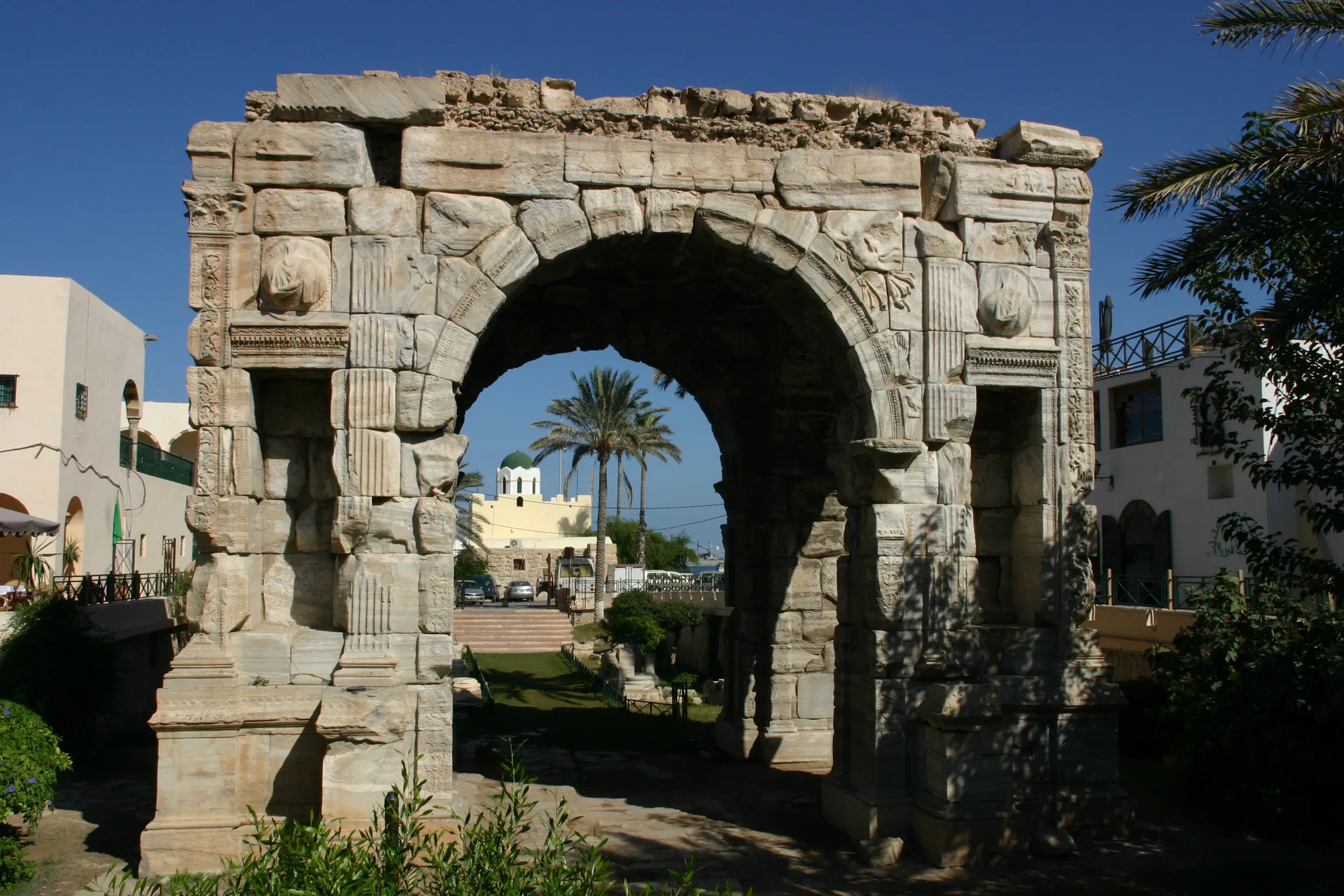 Boog van Marcus Aurelius, 2e eeuw na Chr., let op het verschil in straatniveau [Tripoli, medina]