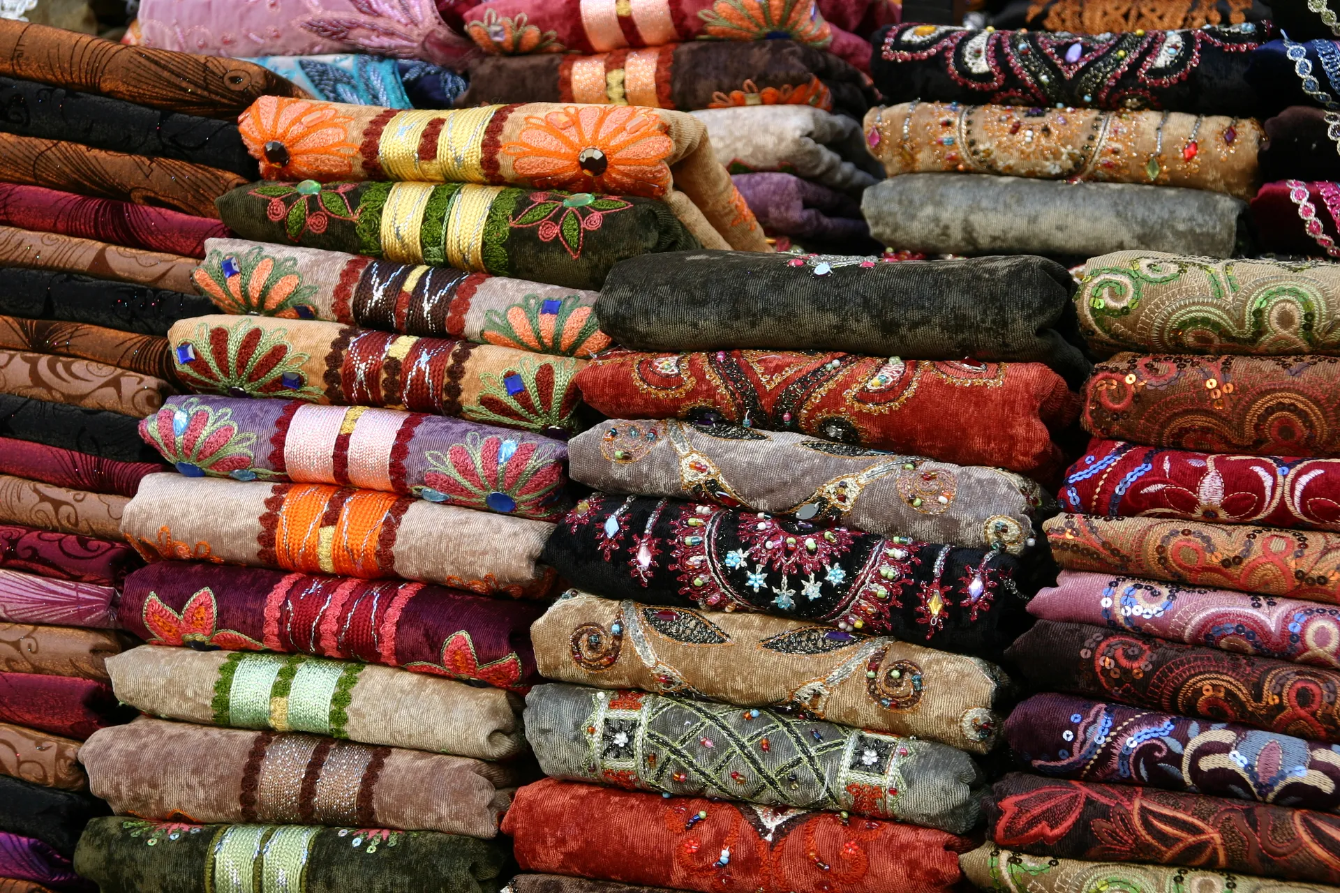 Kleurige djellaba\’s in een marktstalletje [Tripoli, medina]