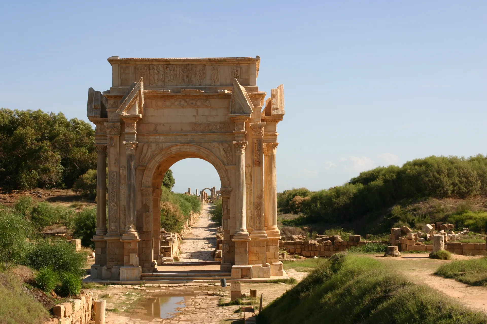 De boog van Septimius Severus uit de Romeinse keizertijd, in een omstreden Italiaanse reconstructie [Leptis Magna]