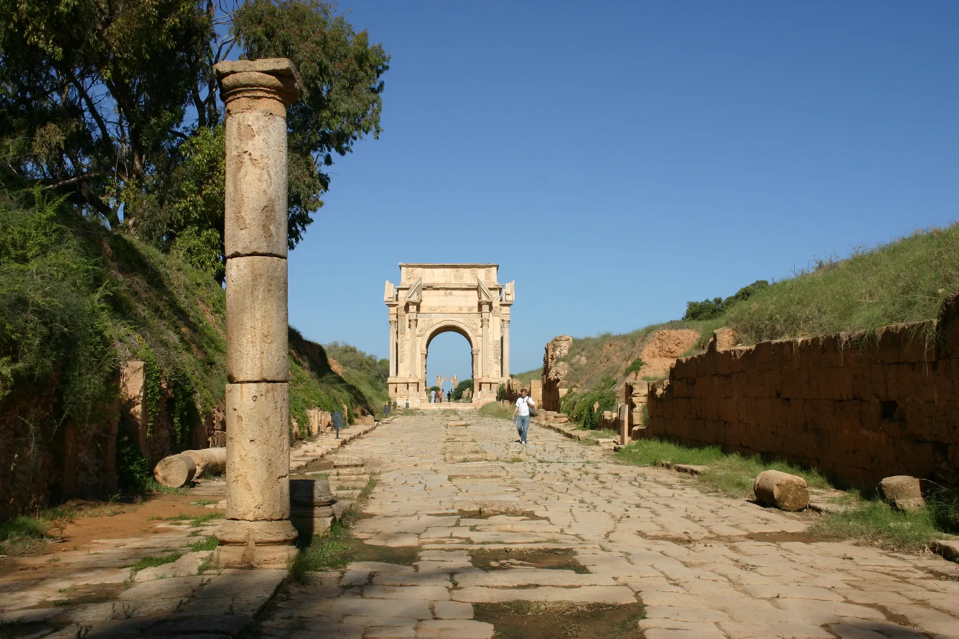 Romeinse straat in Leptis Magna, op de achtergrond de boog van Septimius Severus (begin 3e eeuw)