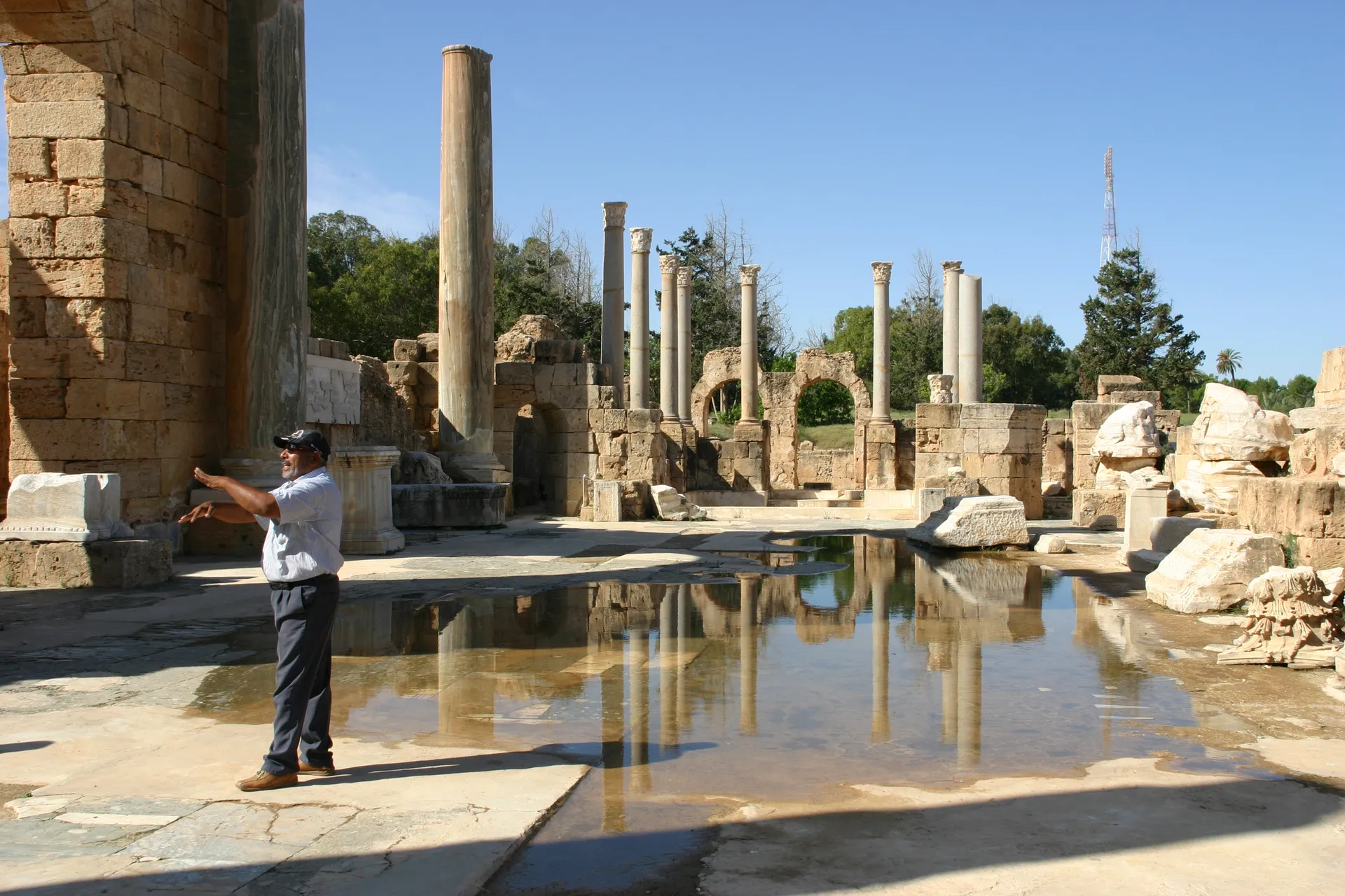 Onze gids Abdullah geeft uitleg in het thermen-complex [Leptis Magna]