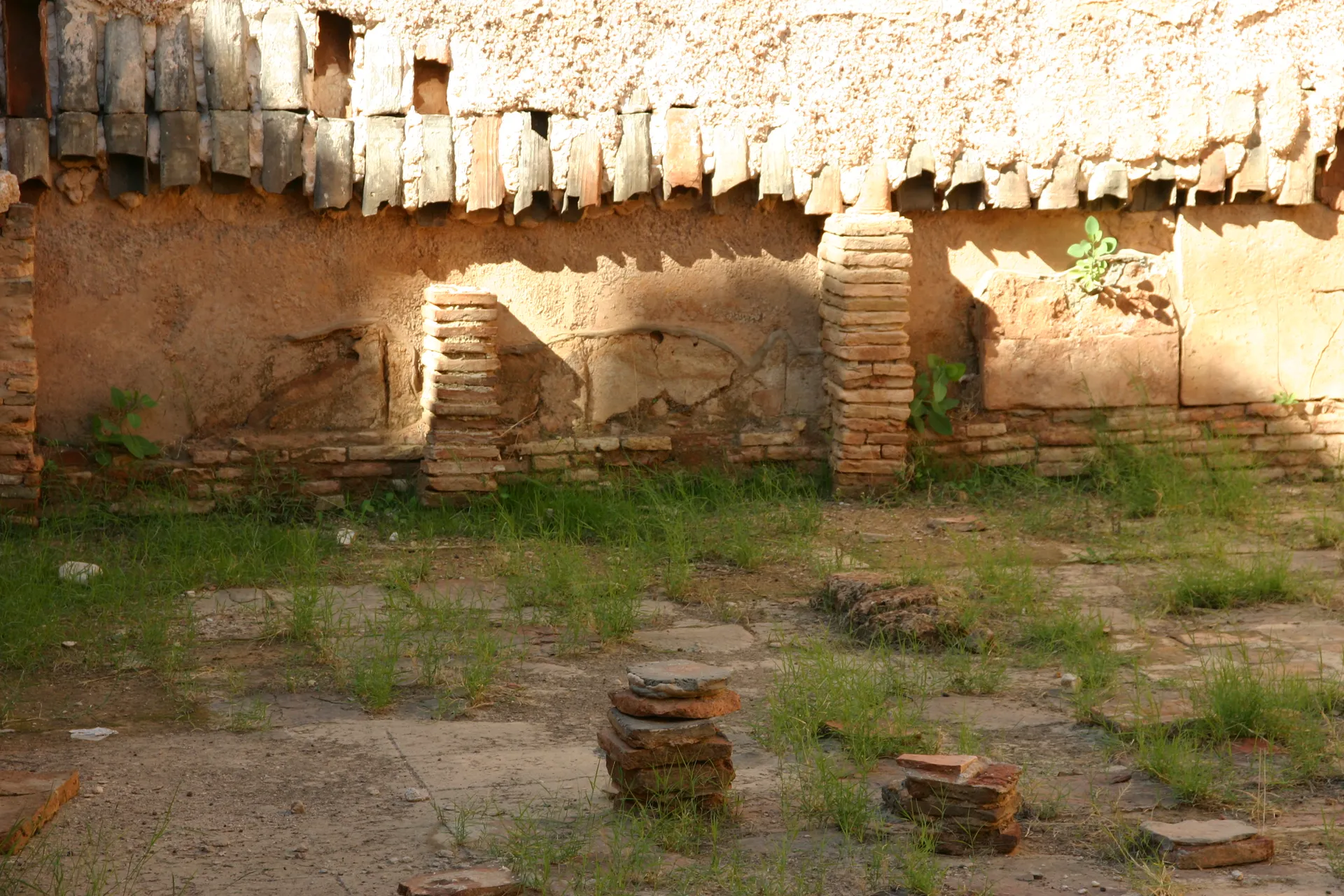 De sauna in het thermen-complex werd verwarmd met hete lucht onder de vloer en door buizen in de wand [Leptis Magna]