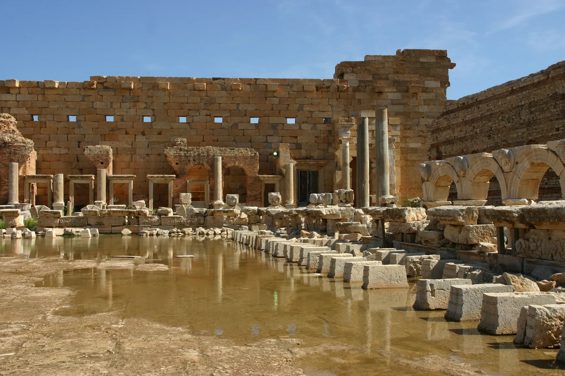 Het forum van de Severi, een groot plein met rondom zuilengalerijen [Leptis Magna]