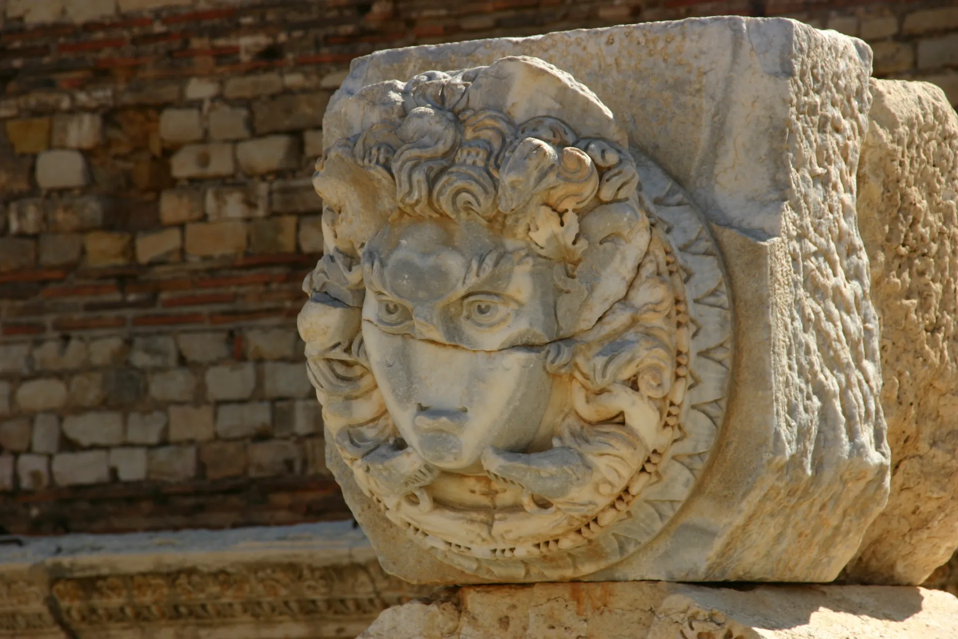 Medusakop, onderdeel van de zuilengalerij van het forum van de Severi [Leptis Magna]