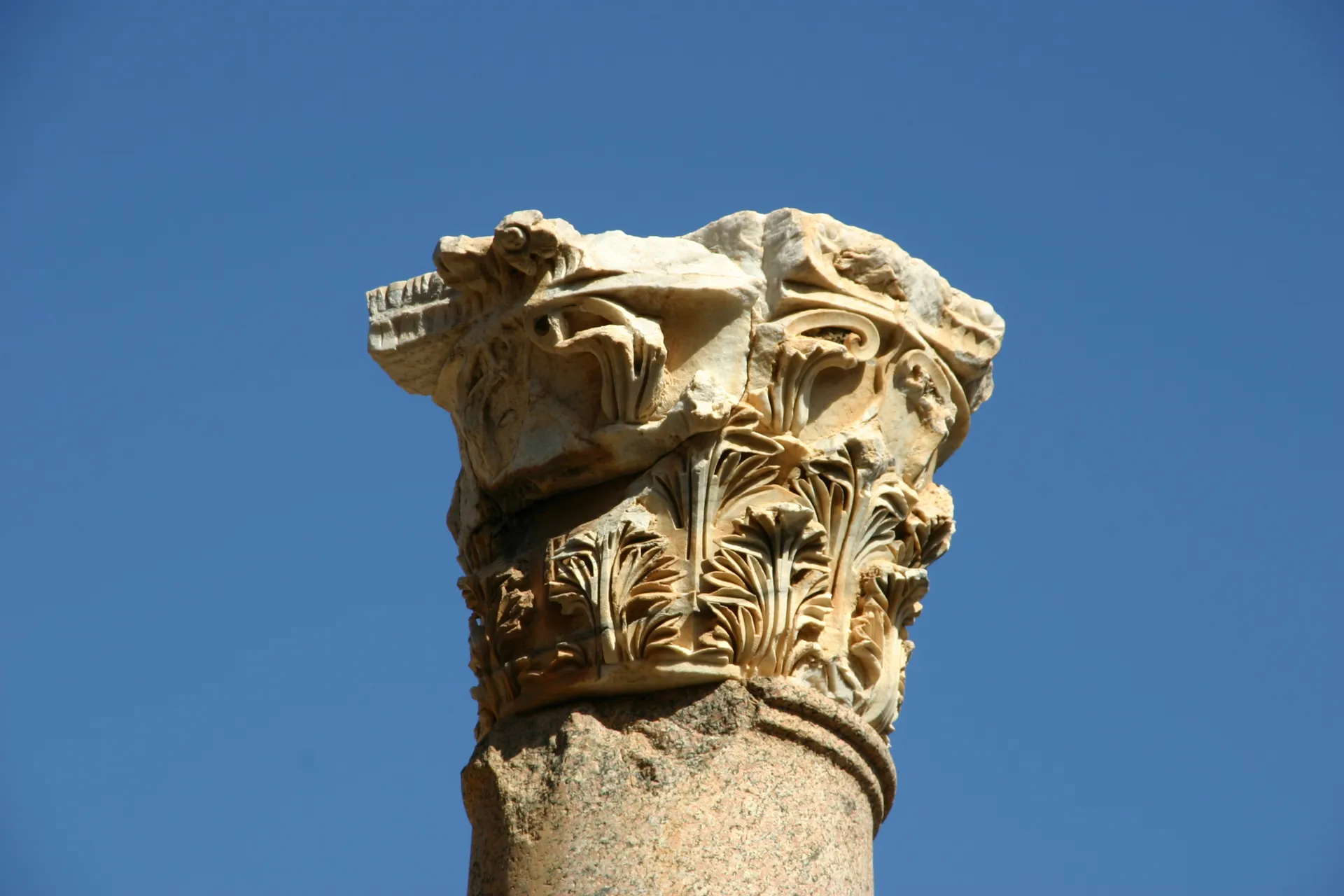 Zuil van rood Aswangraniet met Korinthisch kapiteel, Severische basilica [Leptis Magna]