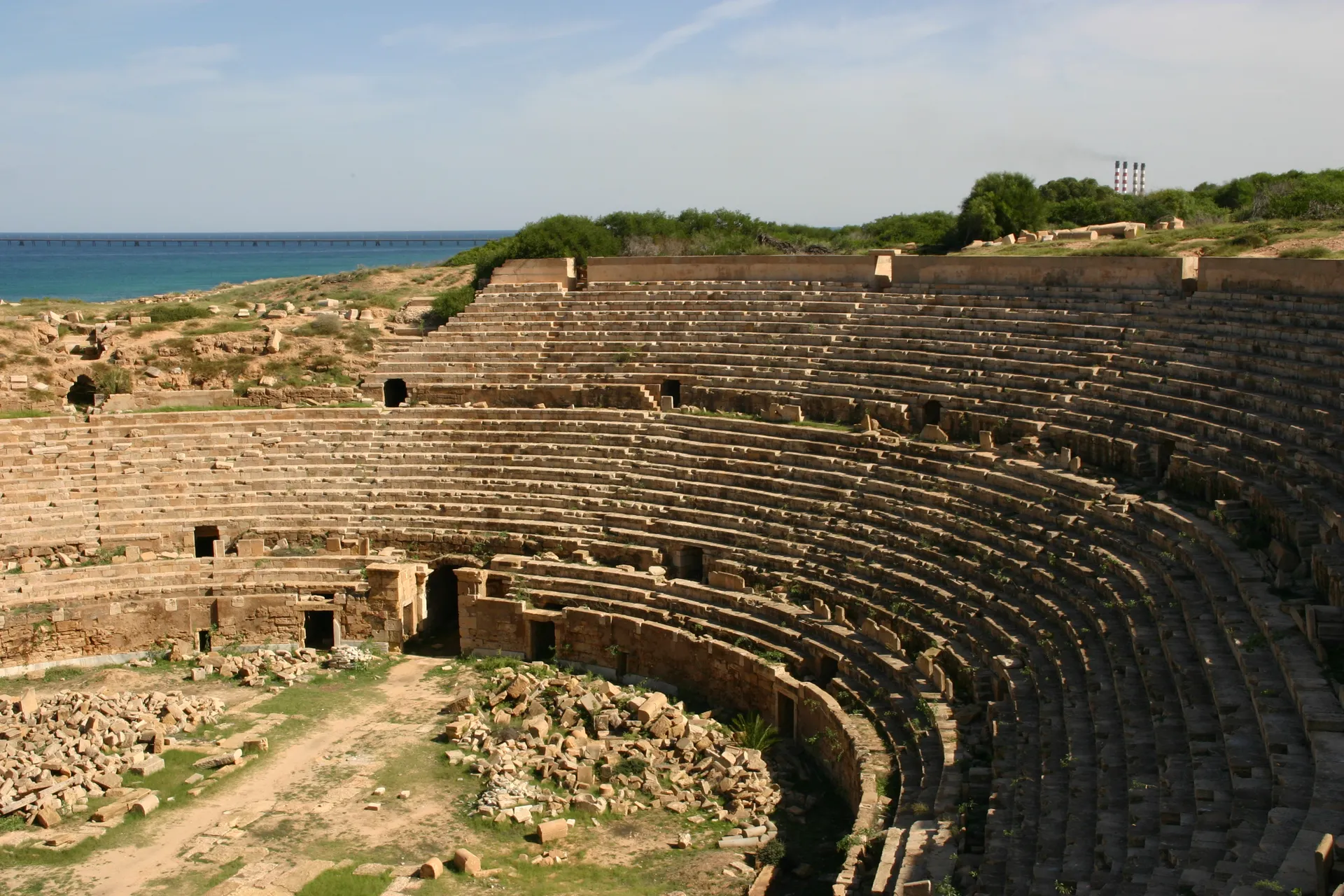 Amfitheater, gelegen in een kom uitgehakt in het rotsplateau [Leptis Magna]