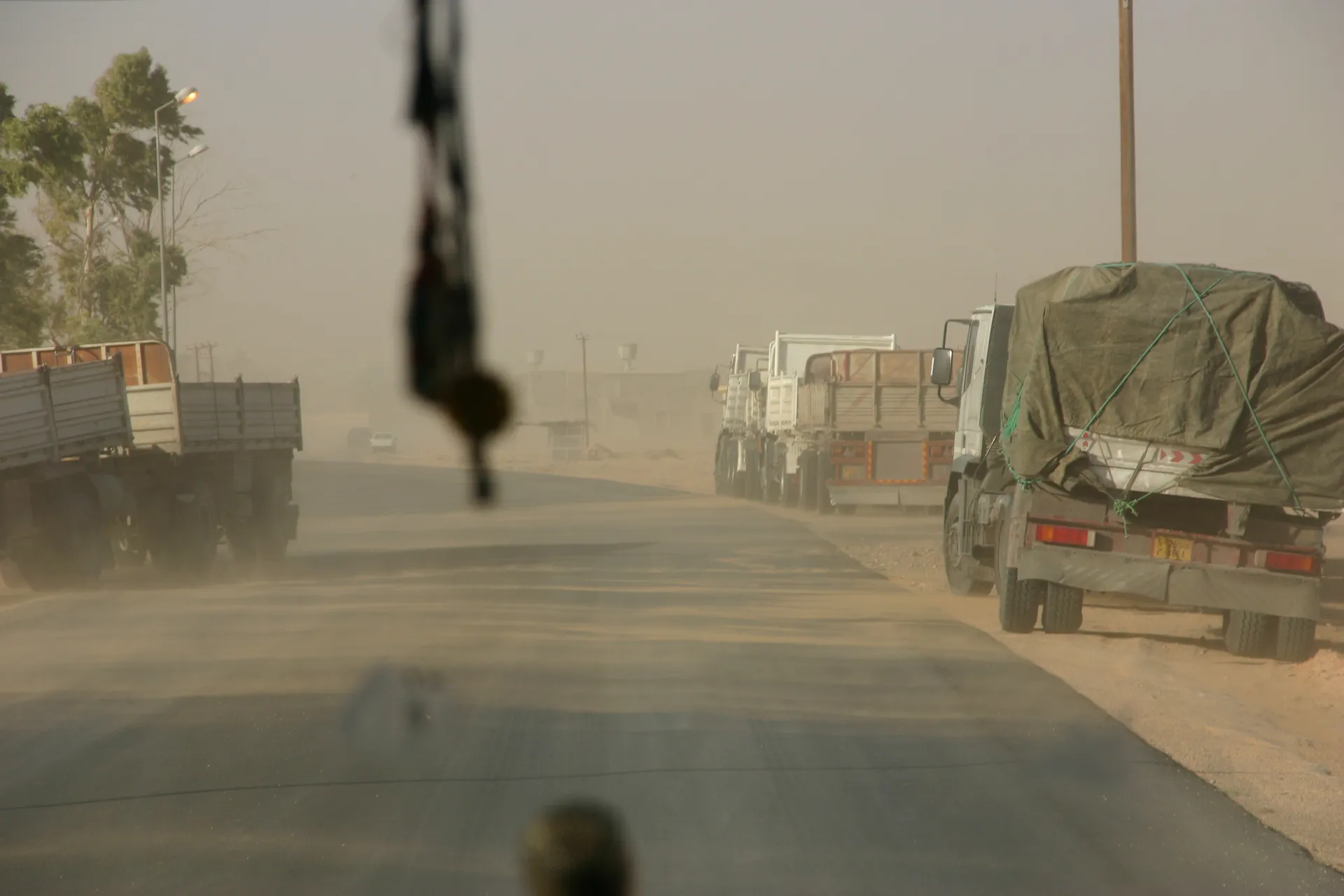 Zand waait over de weg [route Tripoli-Nalut]