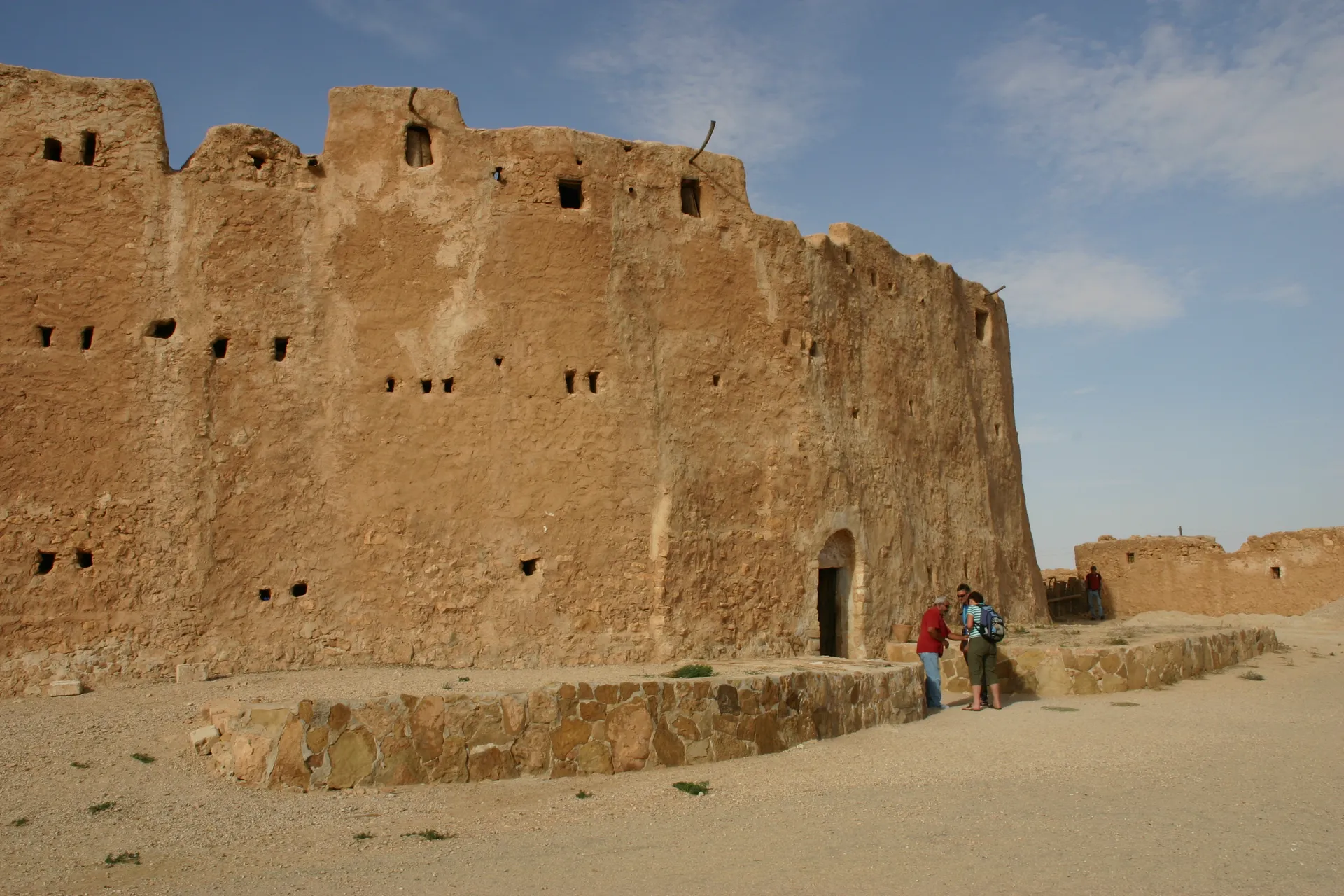 Graanburcht van Qasr al-Hadj, buitenzijde met toegangspoort