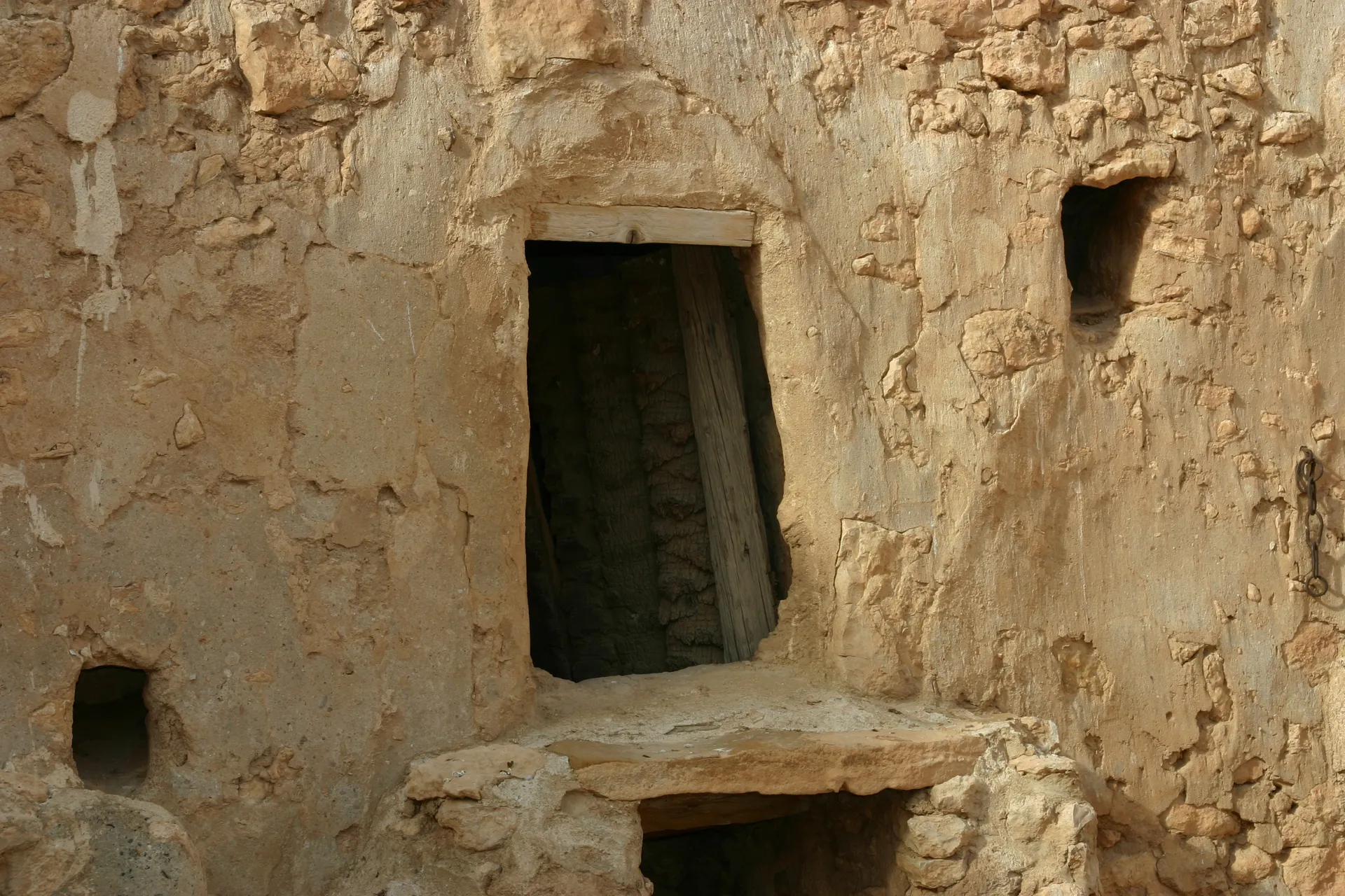 De toegangsdeuren van de compartimenten zijn gemaakt van palmhout [Qasr al-Hadj]