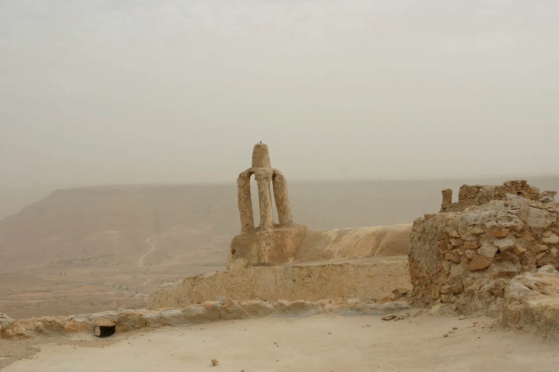 Uitzicht vanaf de heuvel van Nalut, op de voorgrond de minaret van de school (<i>madrassa</i>) van het Berber-dorp