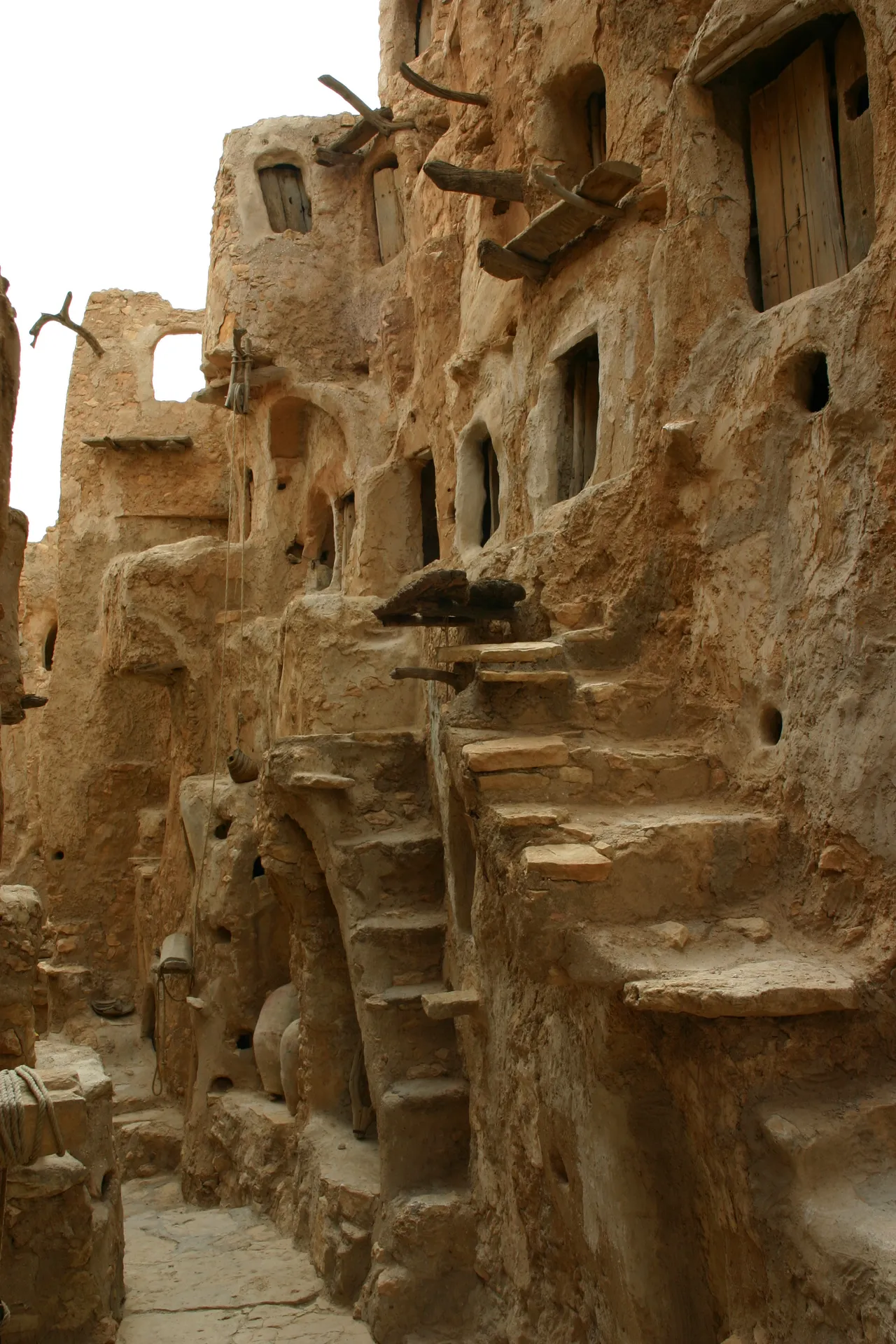 Met trappen zijn de lagere verdiepingen toegankelijk gemaakt [Nalut]