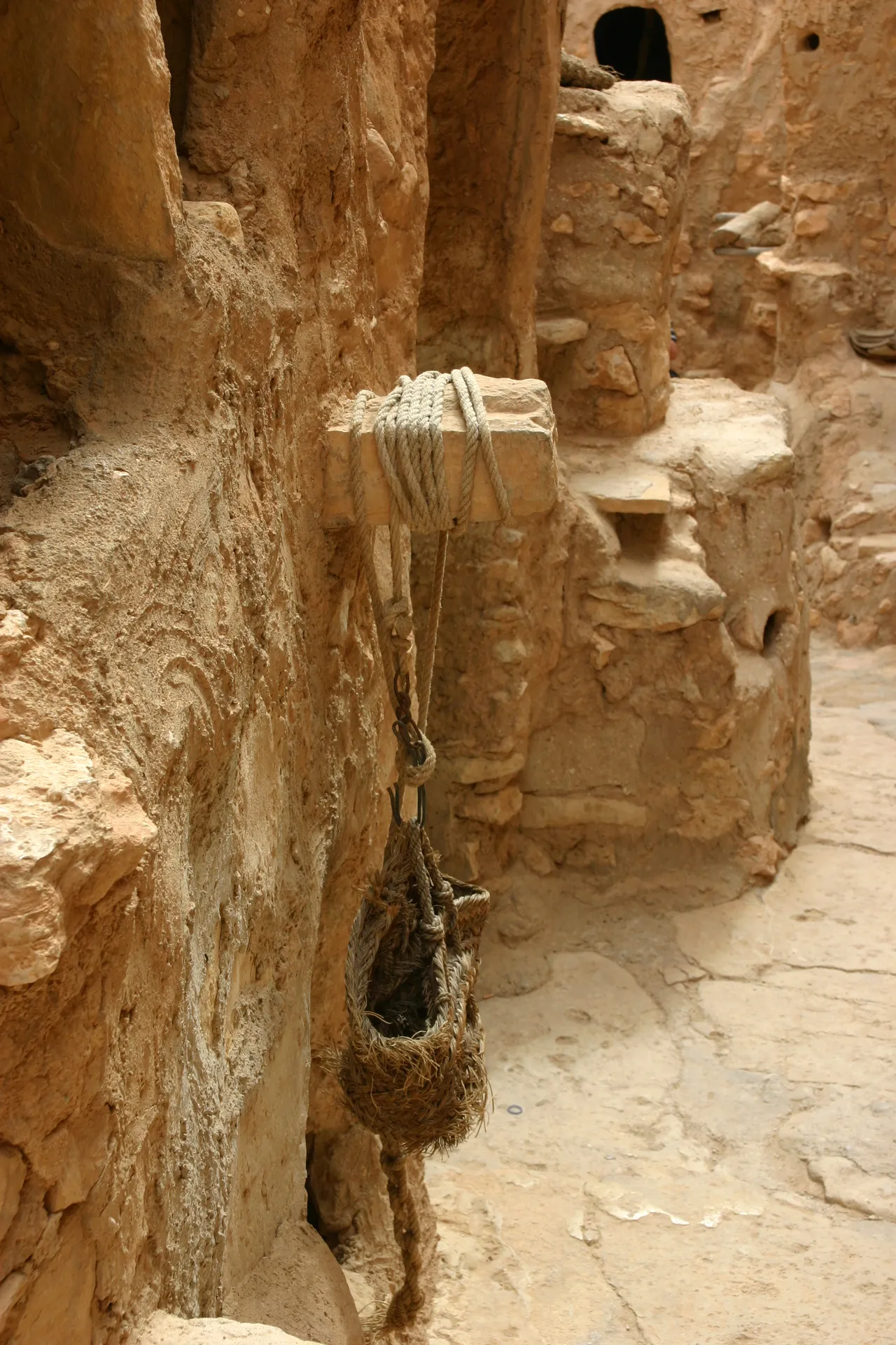 Takel met mand van palmblad om de voorraden naar boven te hijsen [Nalut]
