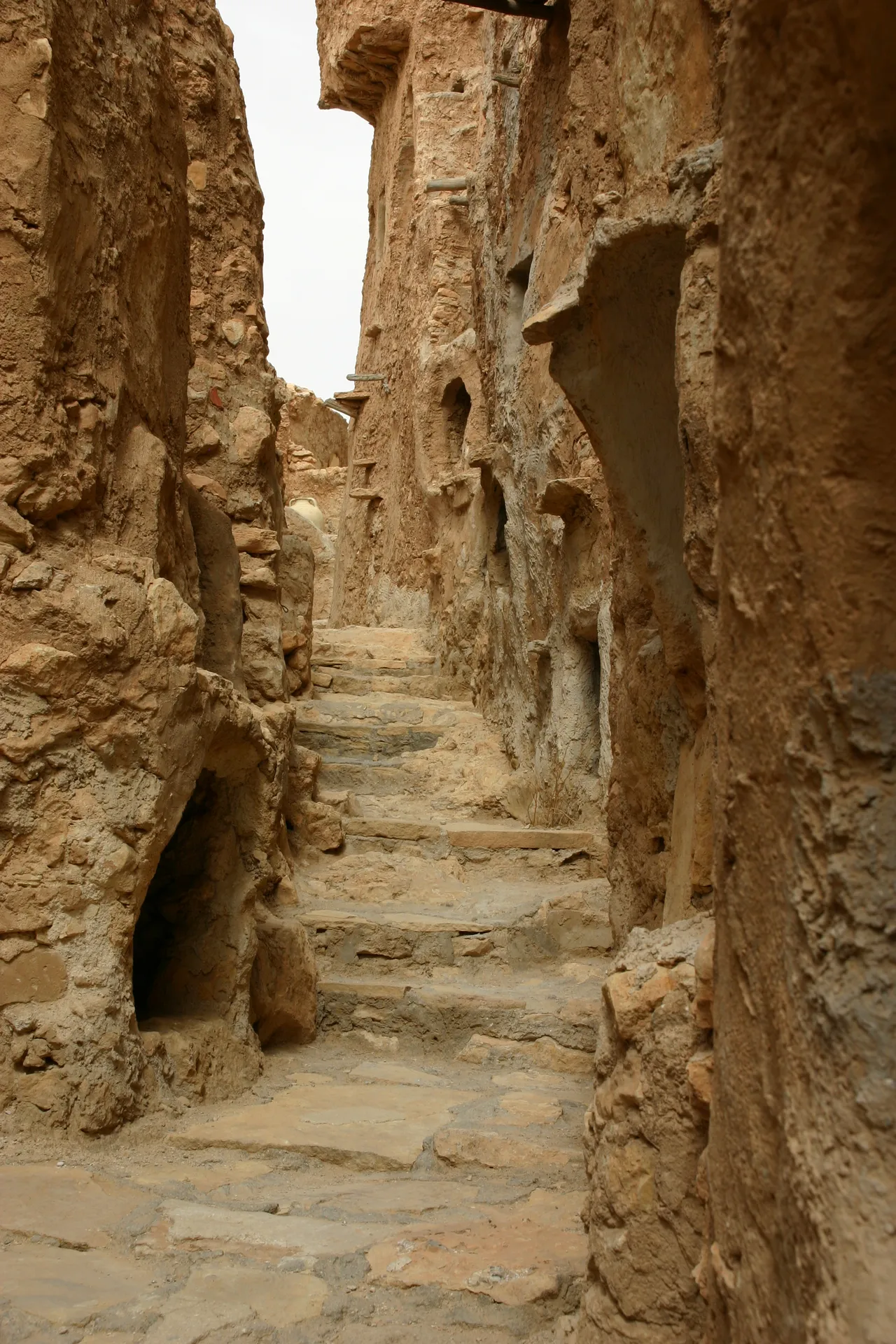 Het rondlopende binnenpad van de graanburcht van Nalut