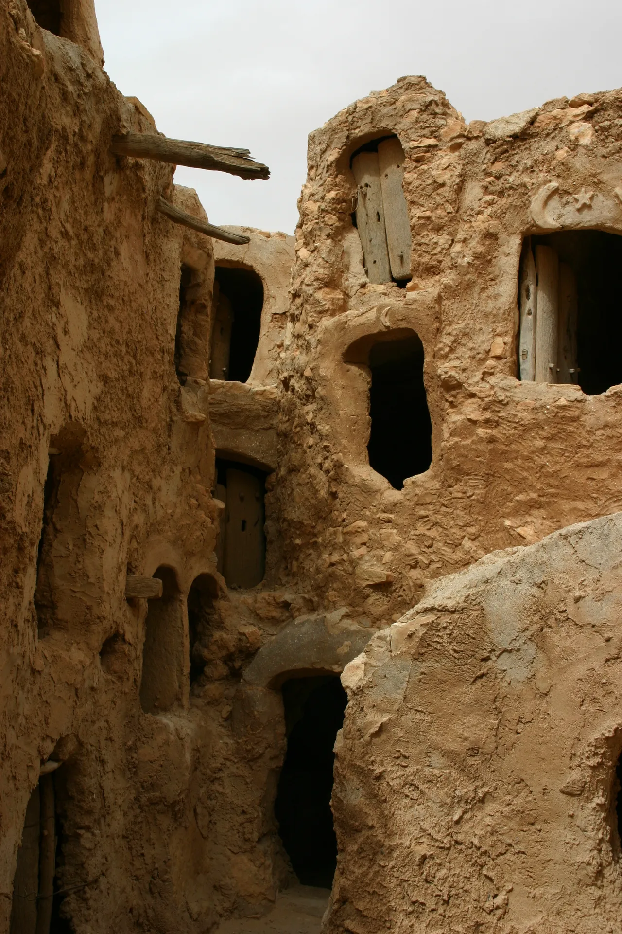 Ook in Nalut zijn de toegangsdeuren van de compartimenten van palmhout gemaakt