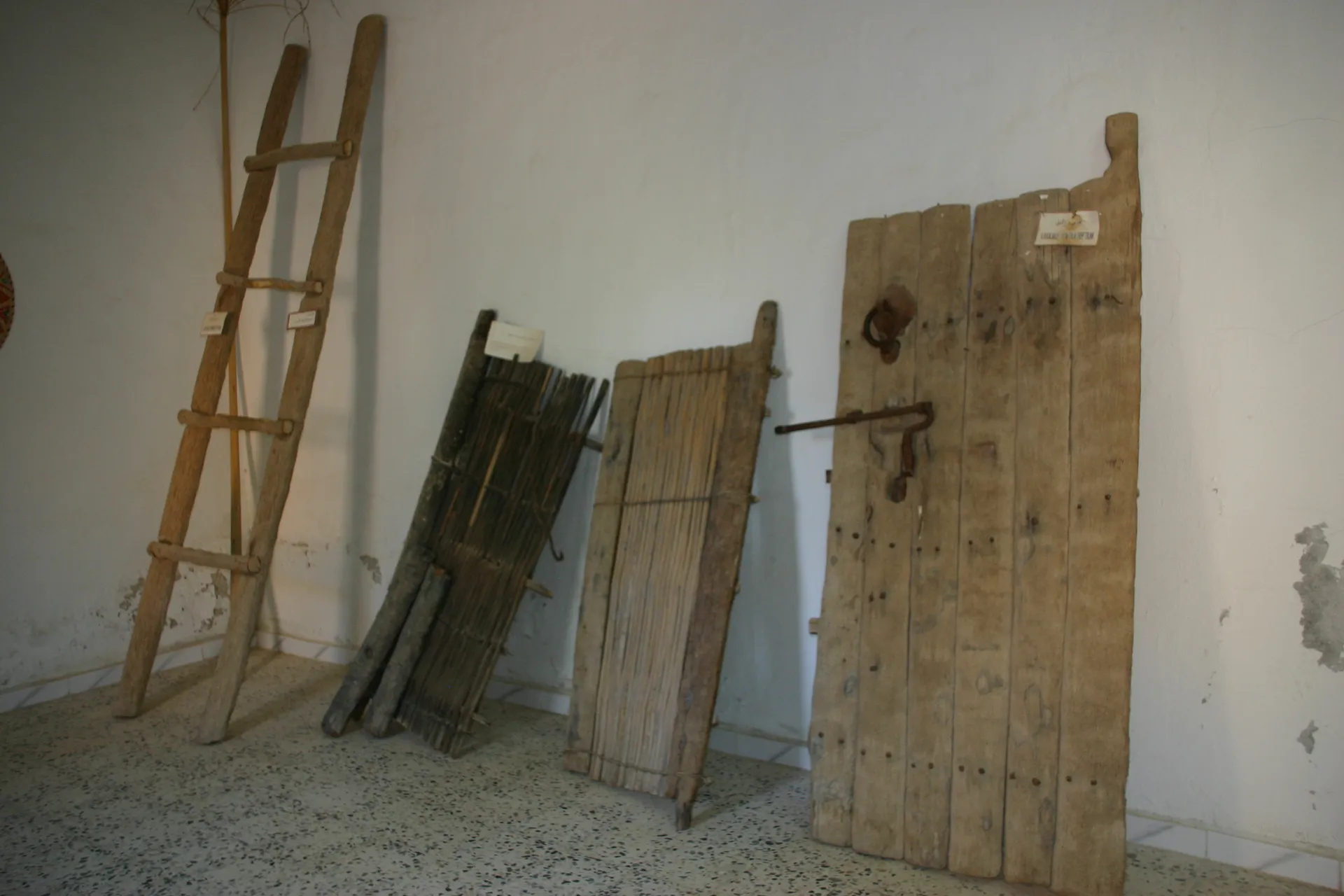 Ladder en deuren van palmhout [Ghadames, museum]
