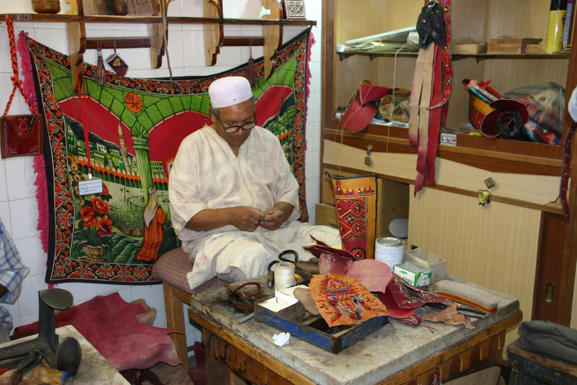 Schoenmaker aan het werk [Ghadames]
