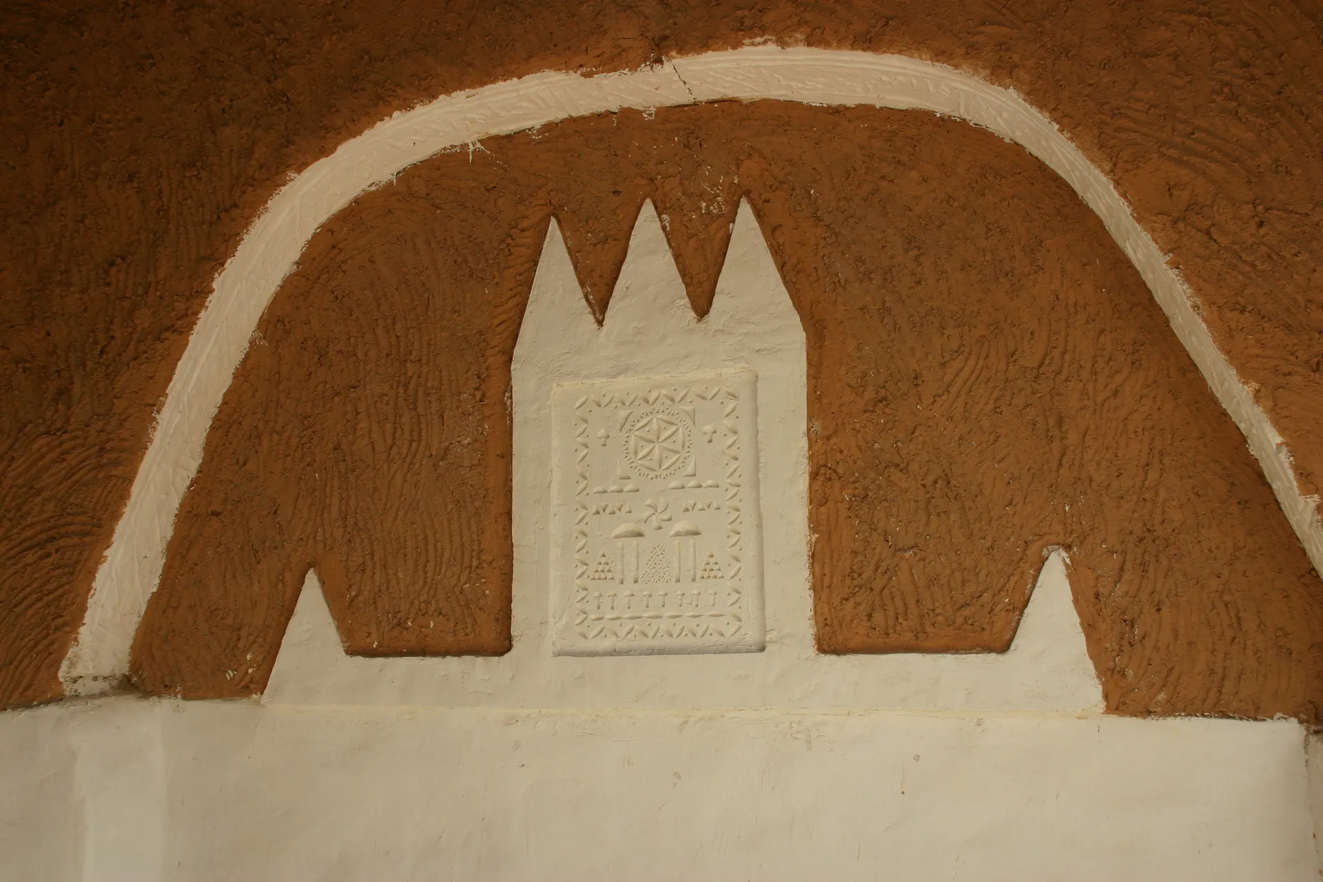 Tekens op de muren van de huizen markeren de verschillende delen van de stad [Ghadames, medina]