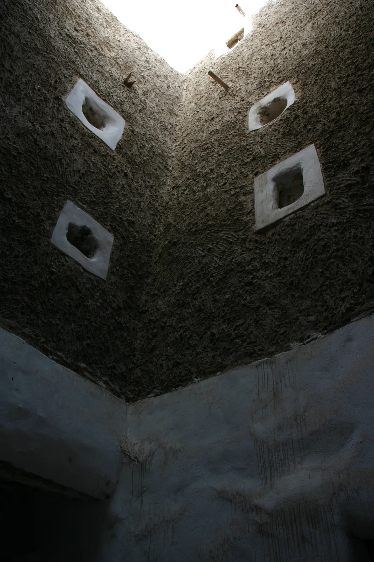 Lichtschacht boven een overdekt straatje [Ghadames, medina]
