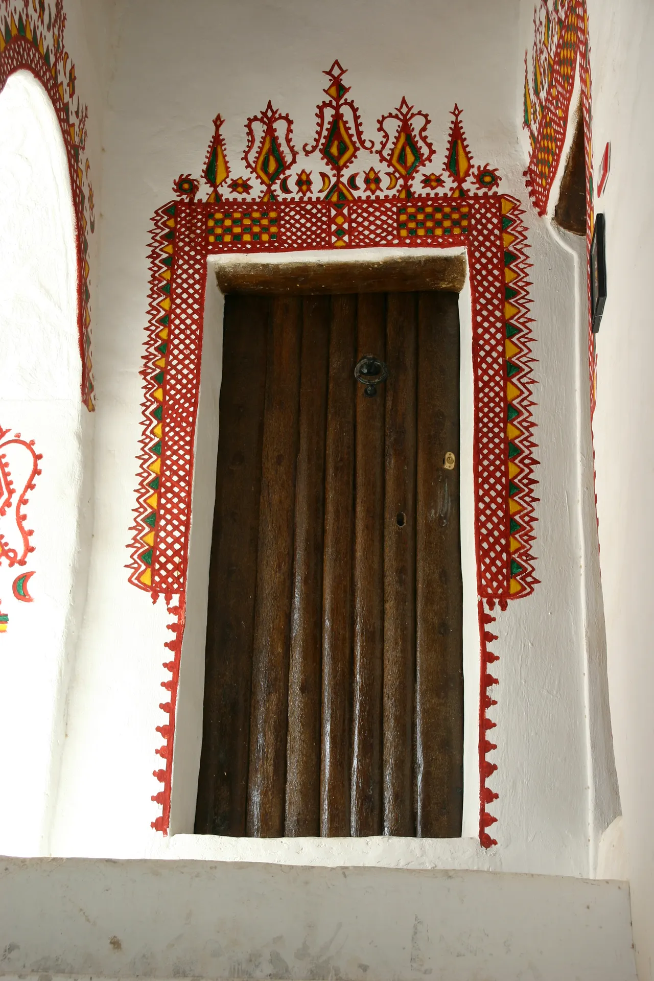 Versierde deurposten in het paleis van de Osmaanse vertegenwoordiger, 19e eeuw [Ghadames, medina]