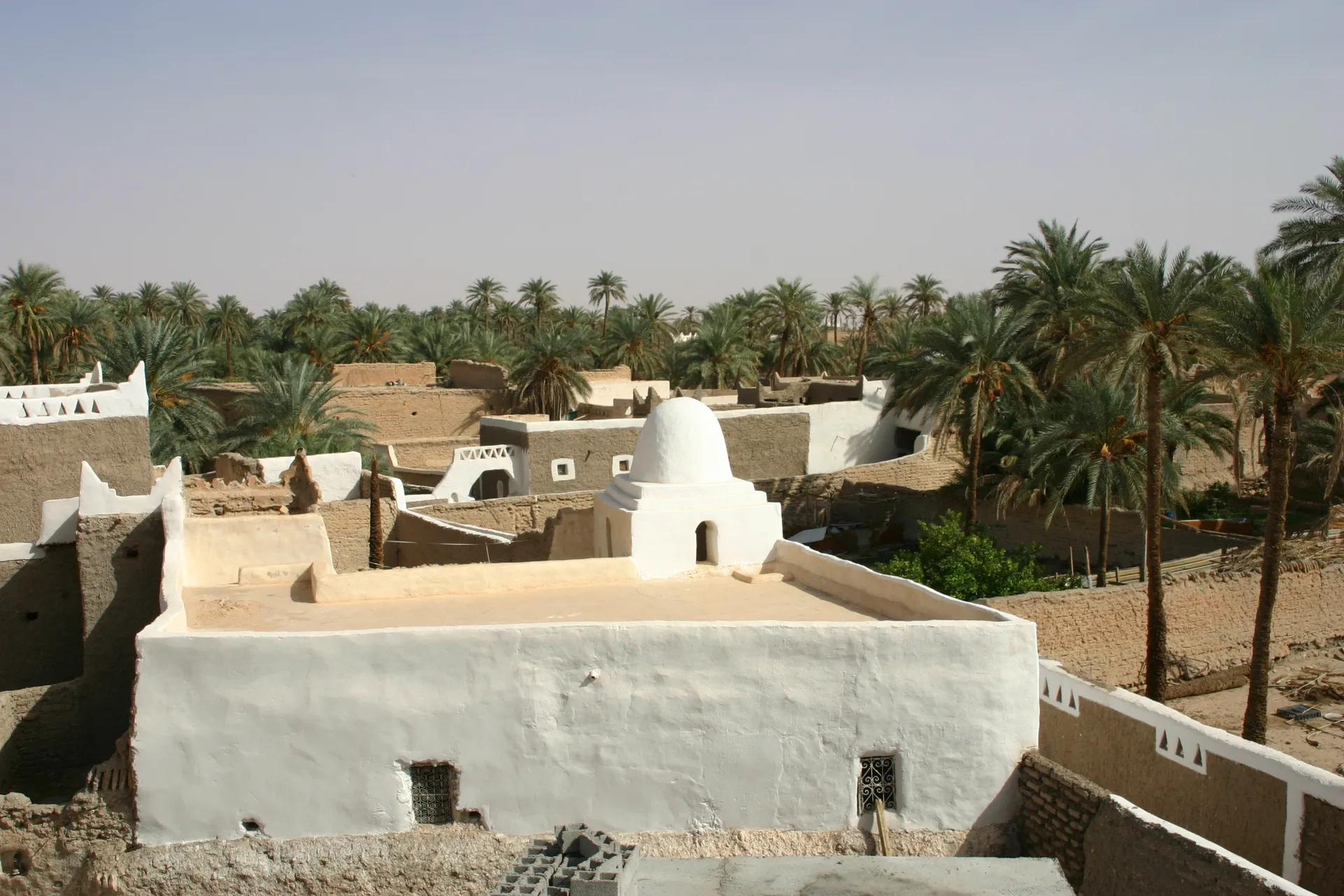 Van bovenaf blijkt er tussen de huizen nog veel groen te staan [Ghadames, medina]