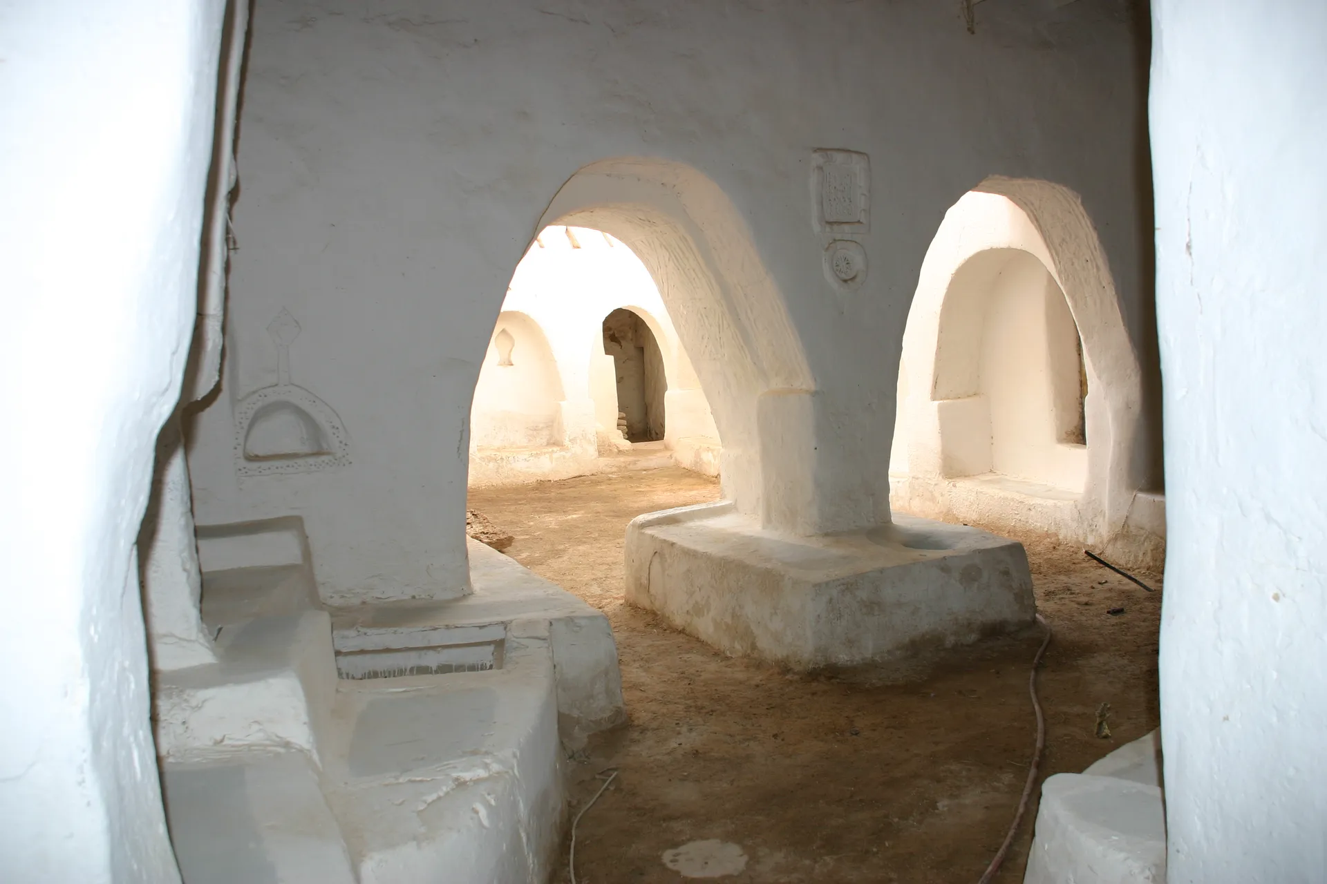 Beschaduwde zitbanken voor de mannen, zij zaten apart per leeftijdsklasse [Ghadames, medina]