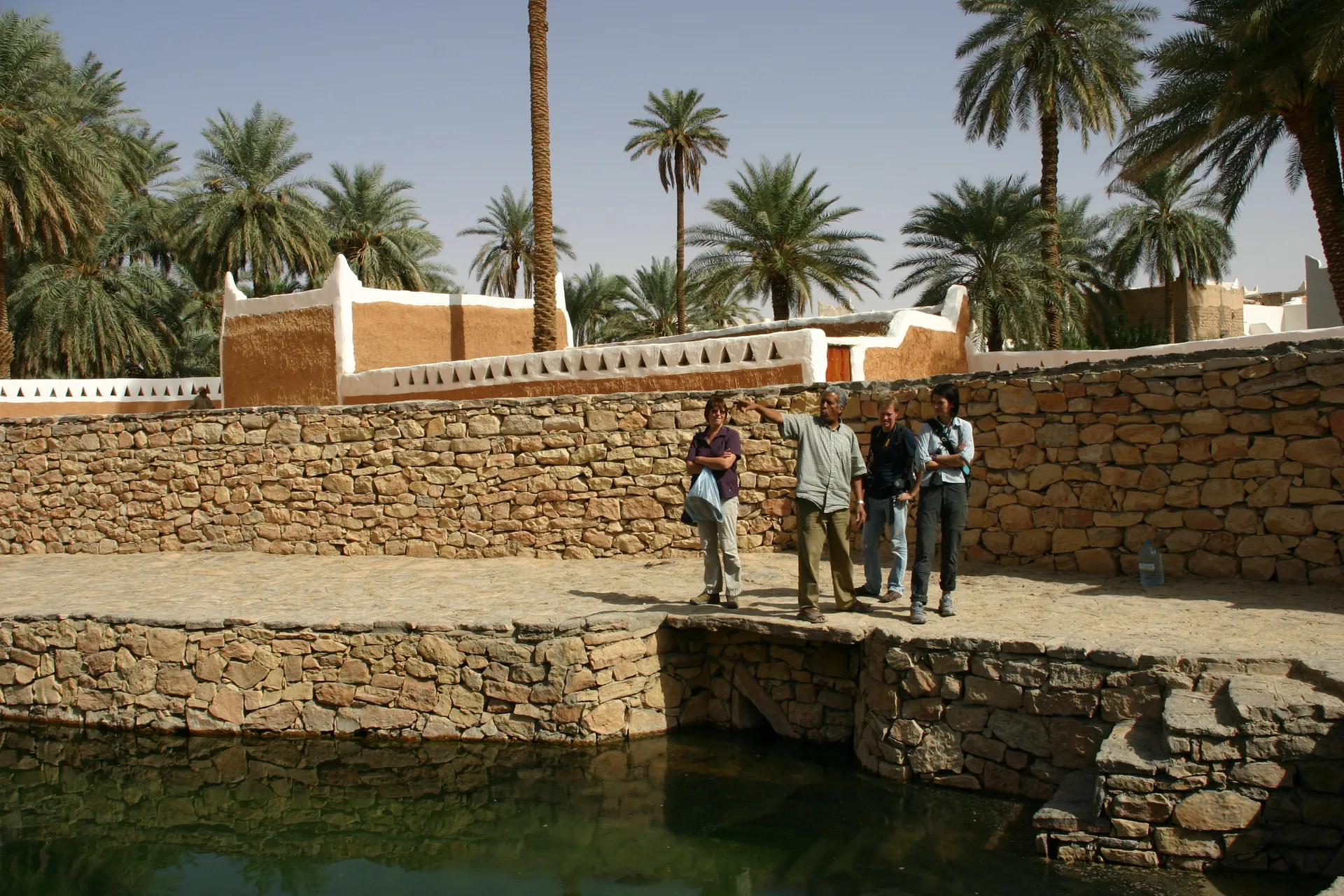 Aan de rand van het bassin gevoed door de bron Ain al-Faras, die de stad van water voorziet [Ghadames, medina]