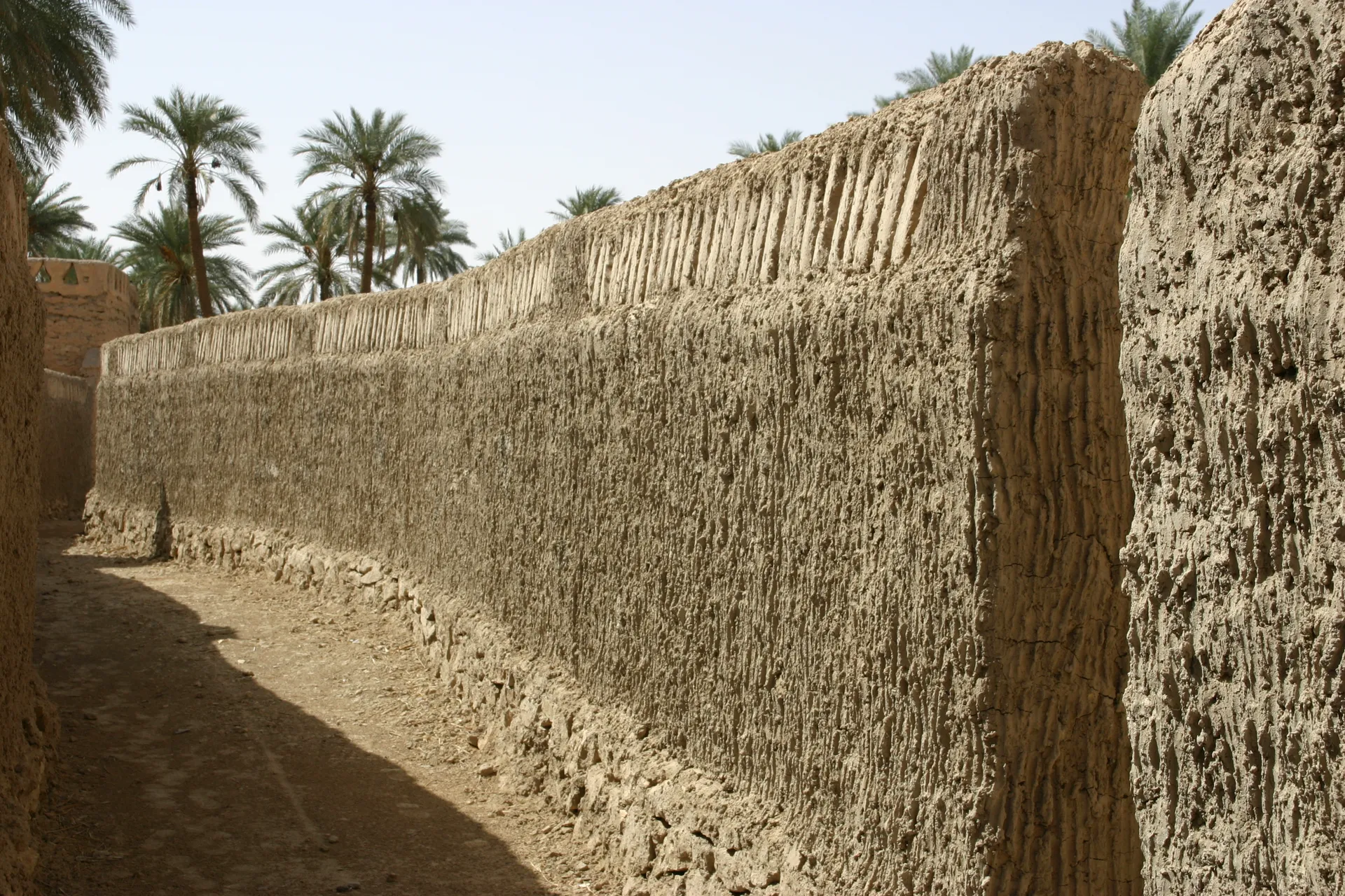 Een vers gepleisterde muur [Ghadames, medina]