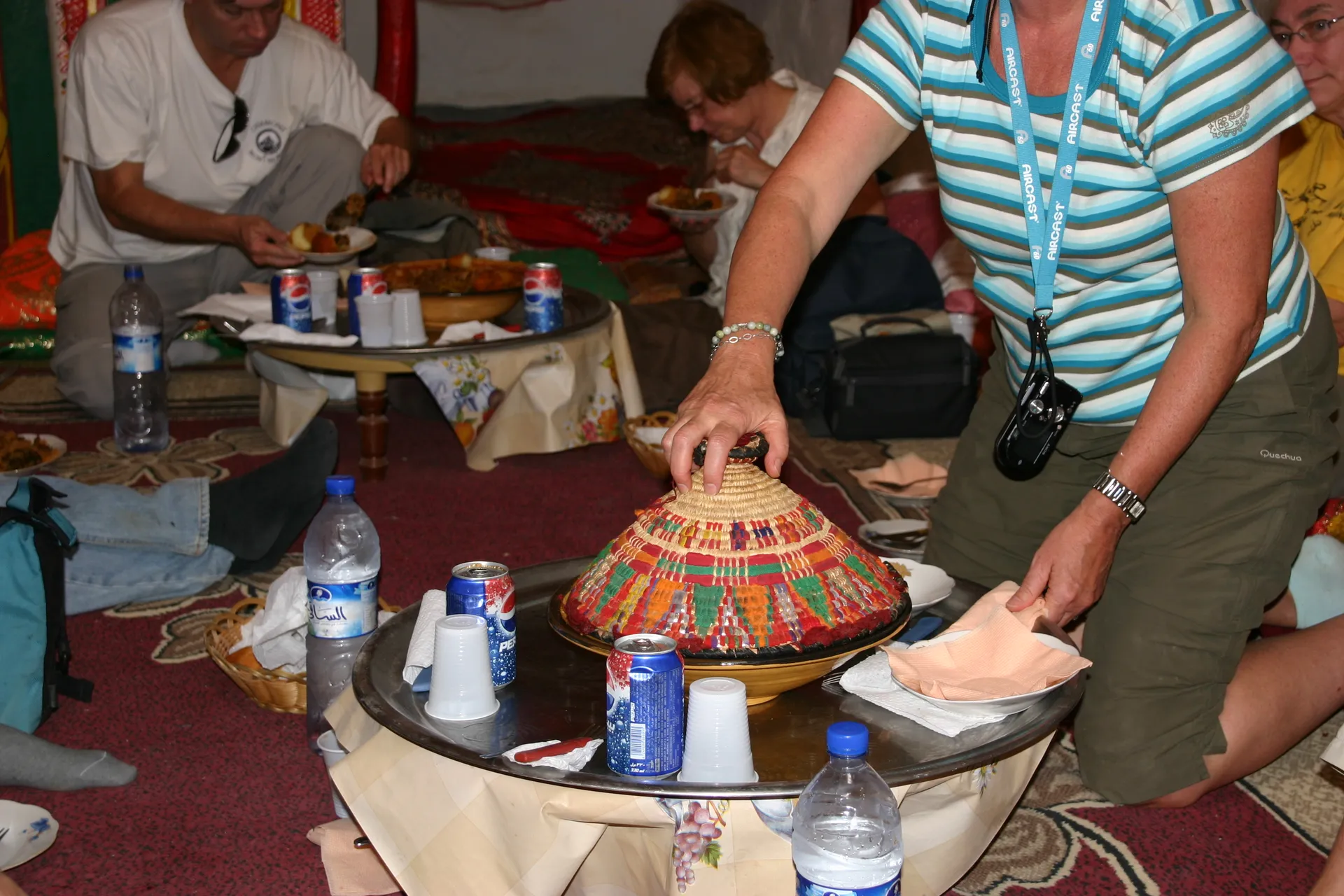 De etensschalen van onze lunch zijn afgedekt met traditionele deksels van palmblad [Ghadames, medina]