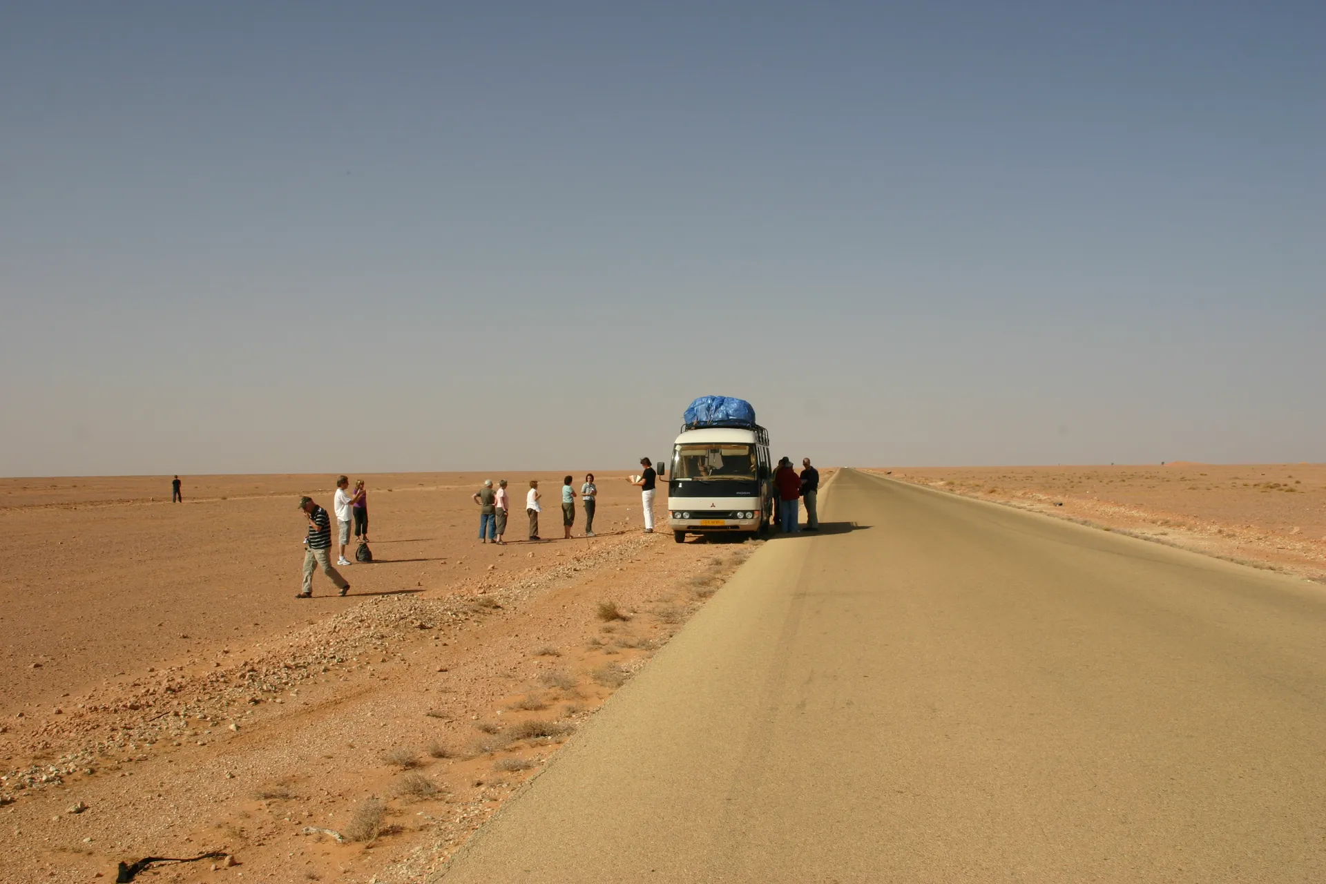 Even pauze tijdens een lange reisdag met de minibus [route Ghadames-Sebha]
