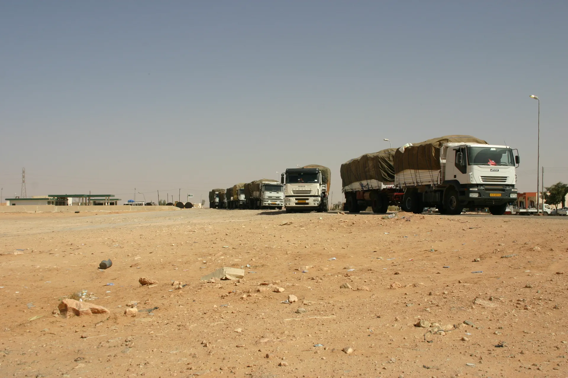 Vrachtwagens bij het wegrestaurant in Ash Shuwayrif [route Ghadames-Sebha]