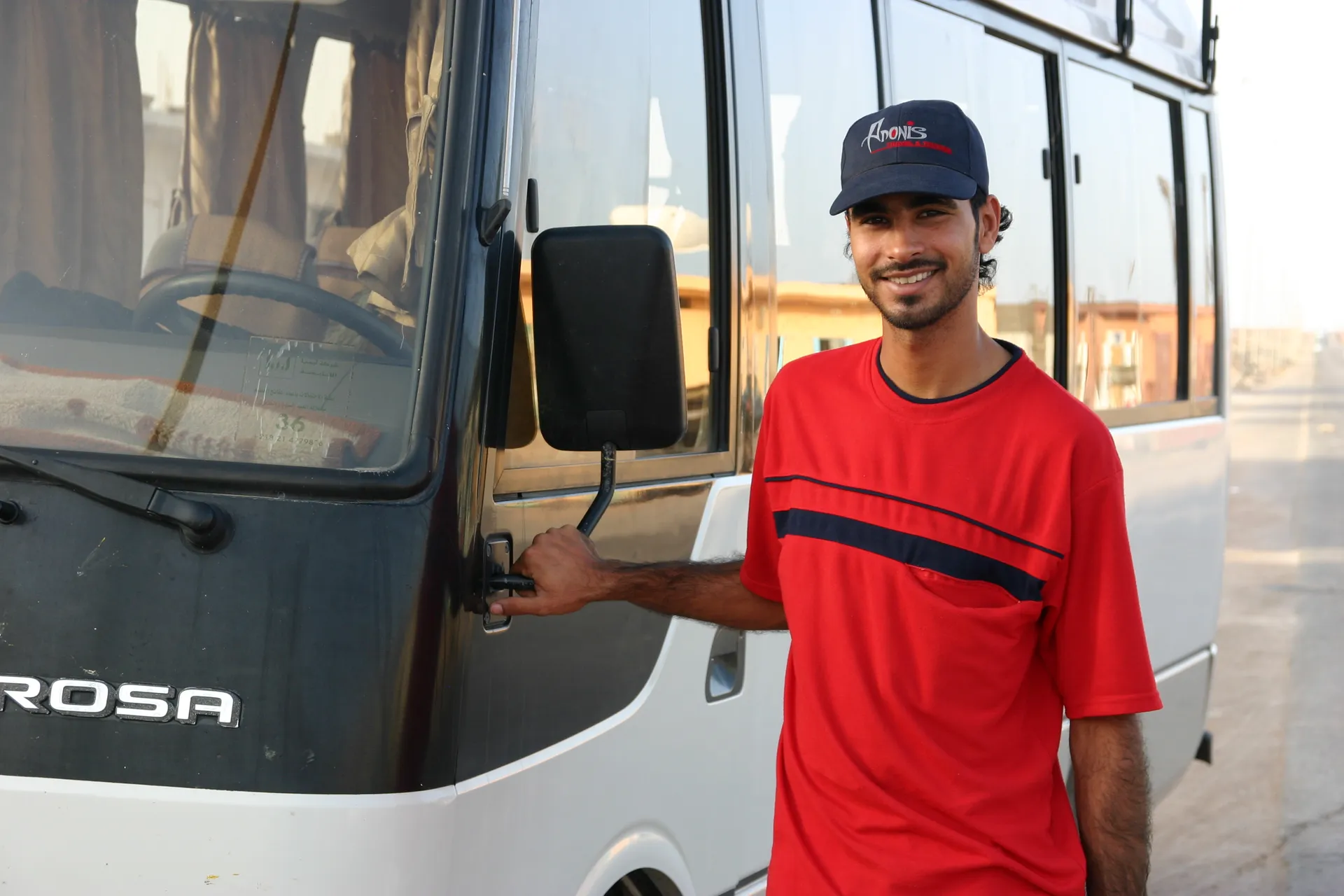Minibus chauffeur Zakaria kan nog lachen, de klus is bijna geklaard