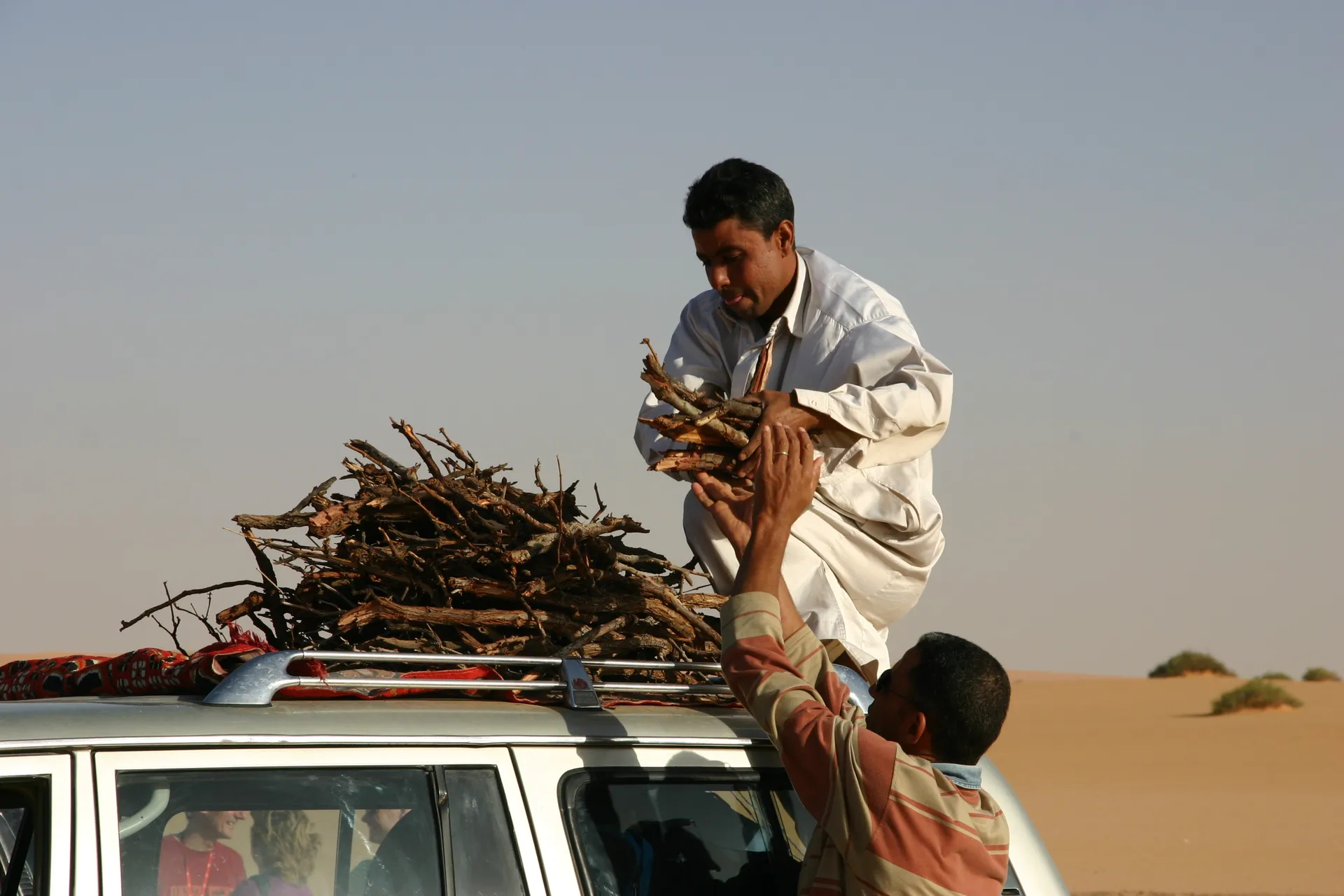 Opladen van het brandhout [route Sebha-Ghat]