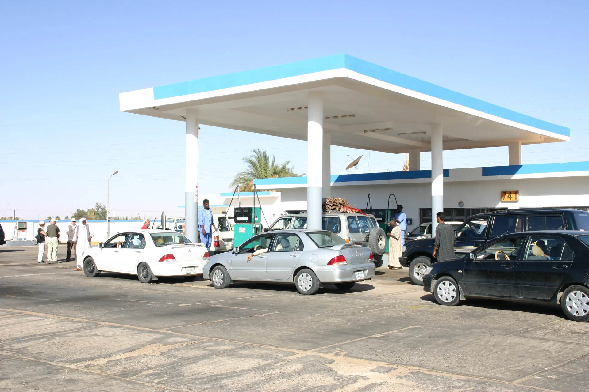 Met de landcruisers in de rij bij de benzinepomp [route Sebha-Ghat]