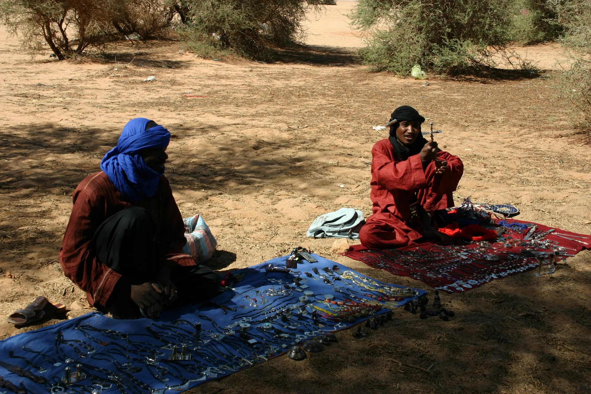Toeareg verkopers van souvenirs [route Sebha-Ghat]