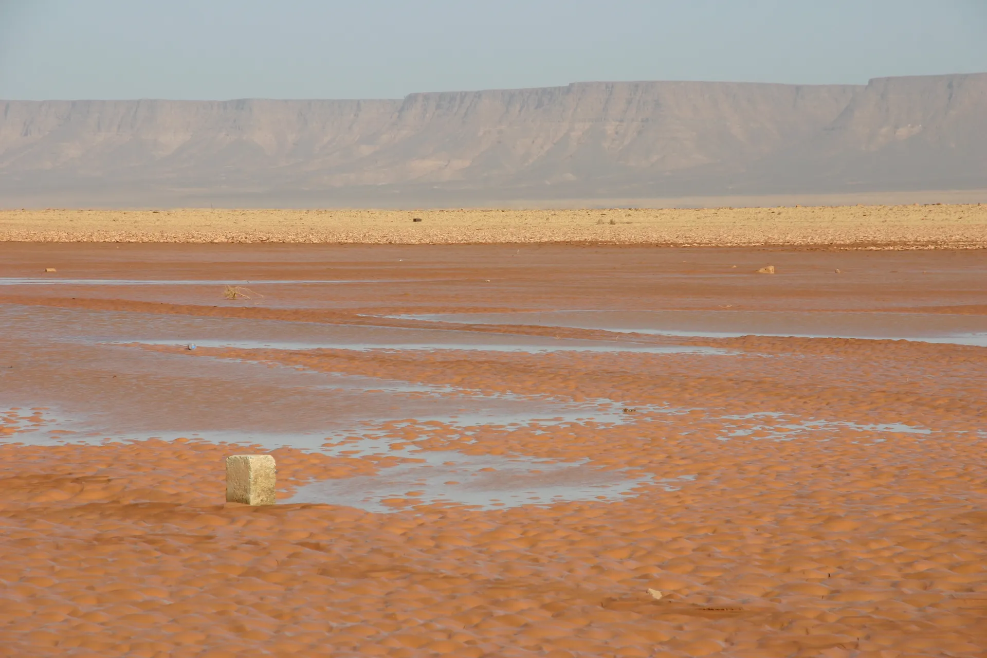 Plasjes water langs de weg van Sebha naar Ghat
