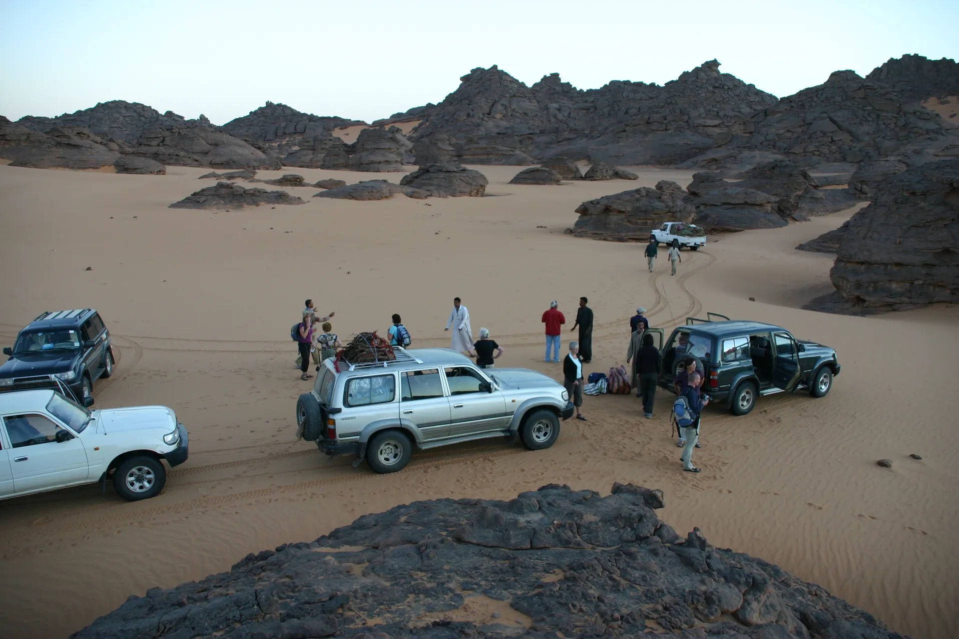 Aankomst met de landcruisers voor de eerste overnachting in de woestijn [Akakus gebergte]