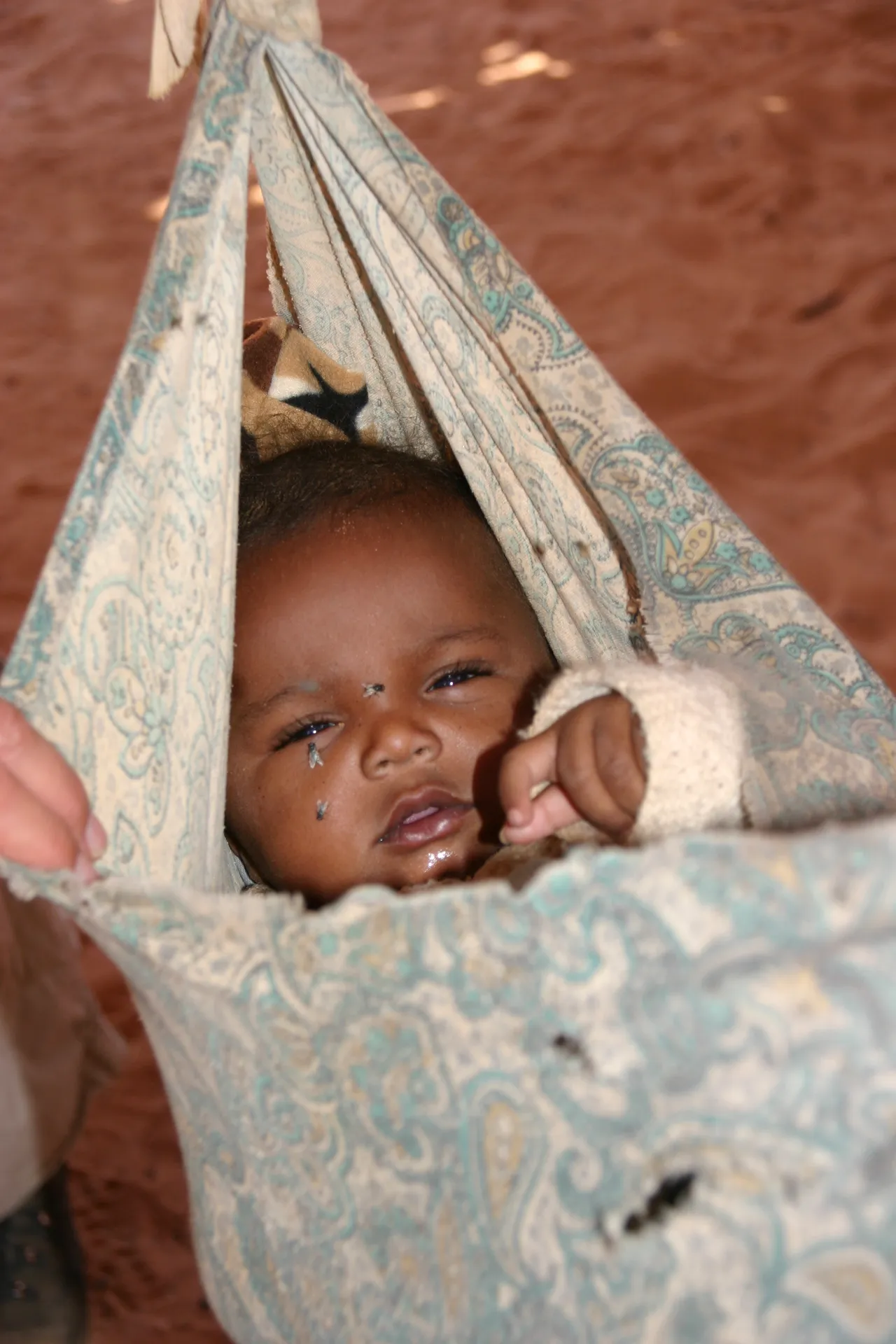 Toeareg baby, een van een tweeling, de andere baby had een hazelip [Akakus gebergte]