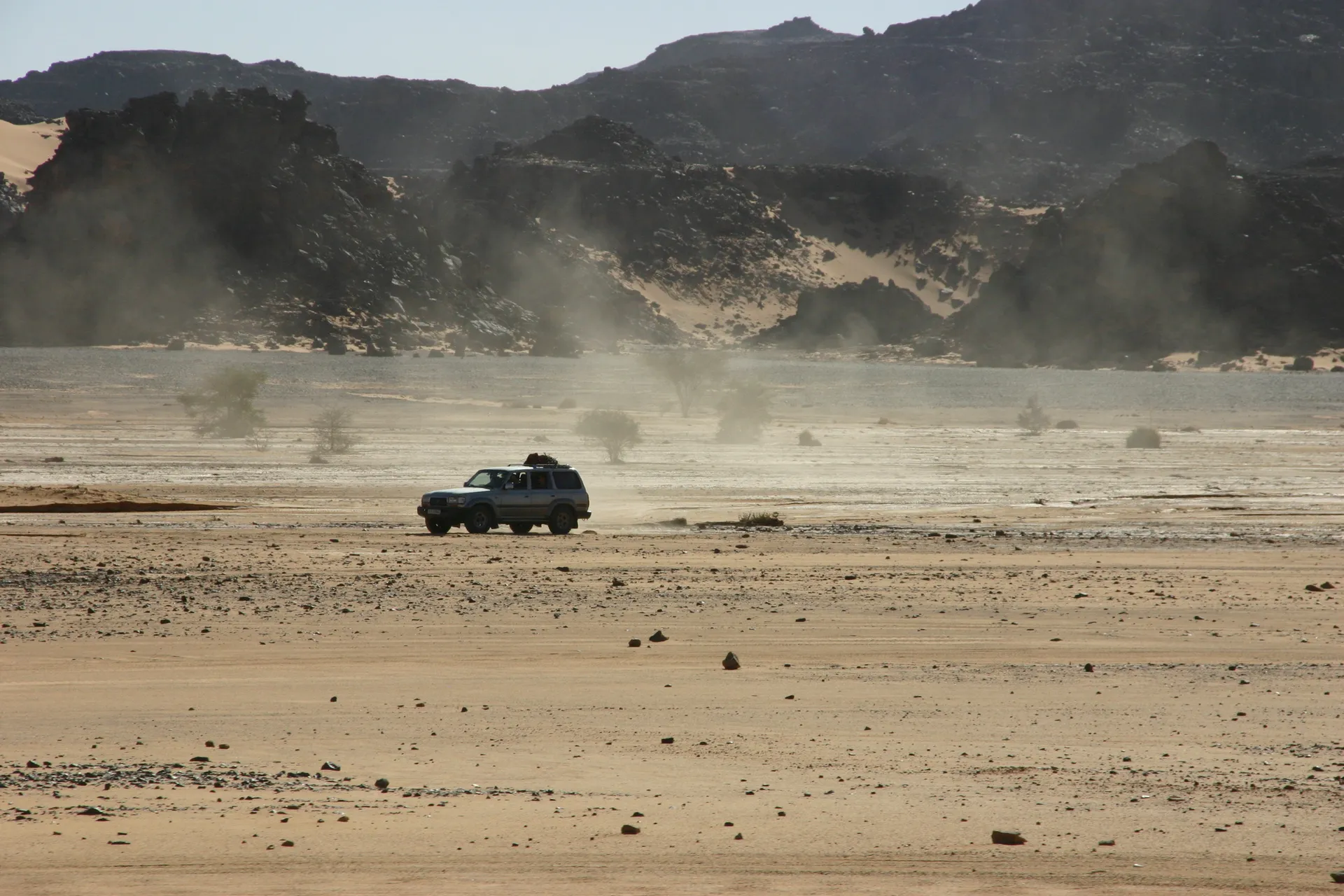 Rijden over zand kan stofwolken opwerpen [Akakus gebergte]