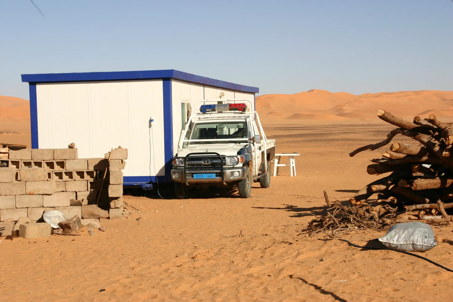 Politiepost op het vlakke stuk tussen het Akakus gebergte en de Ouan Kasa zandzee