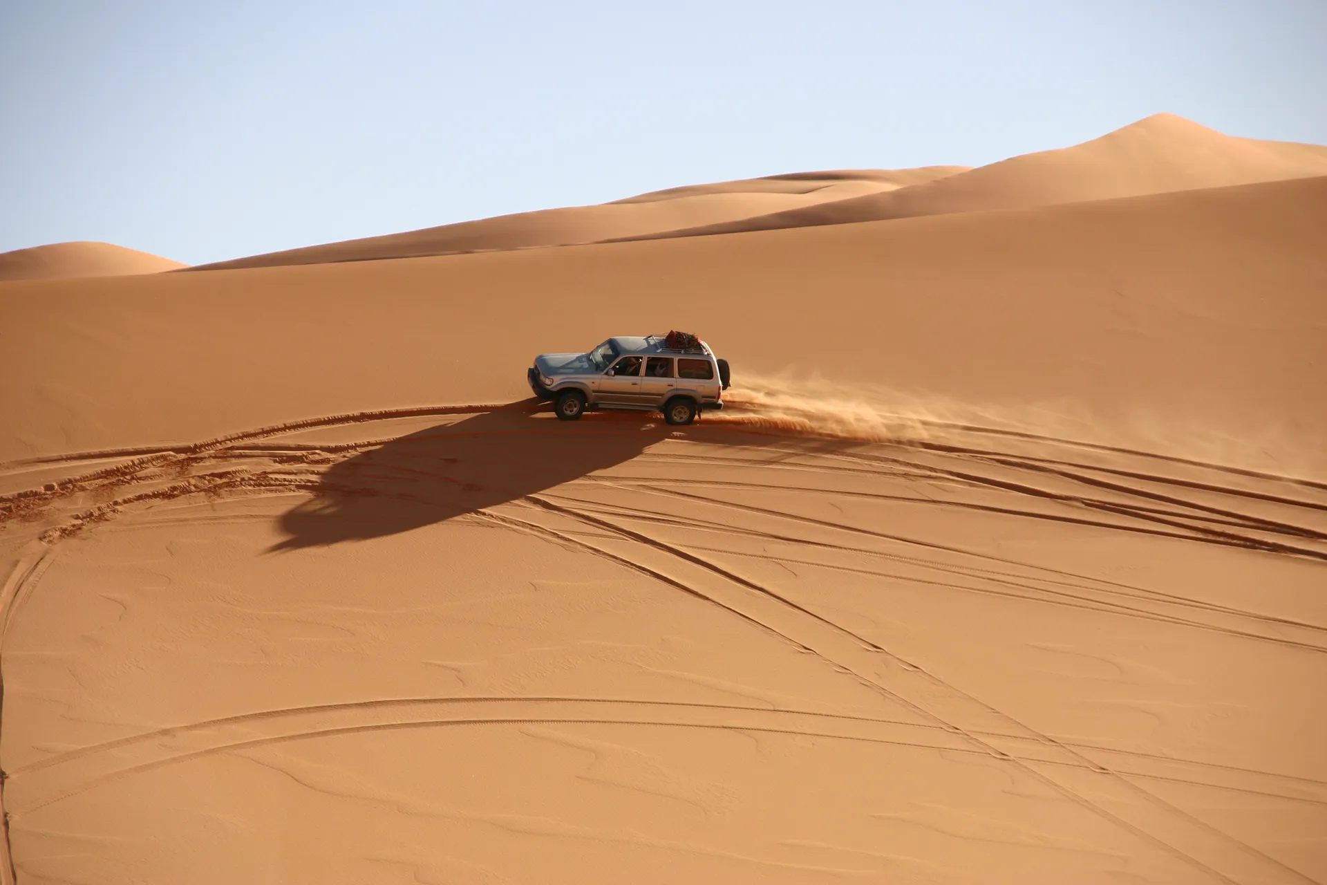 ... met bravoure hoog tegen de helling op crossen ... [Ouan Kasa zandzee] 
