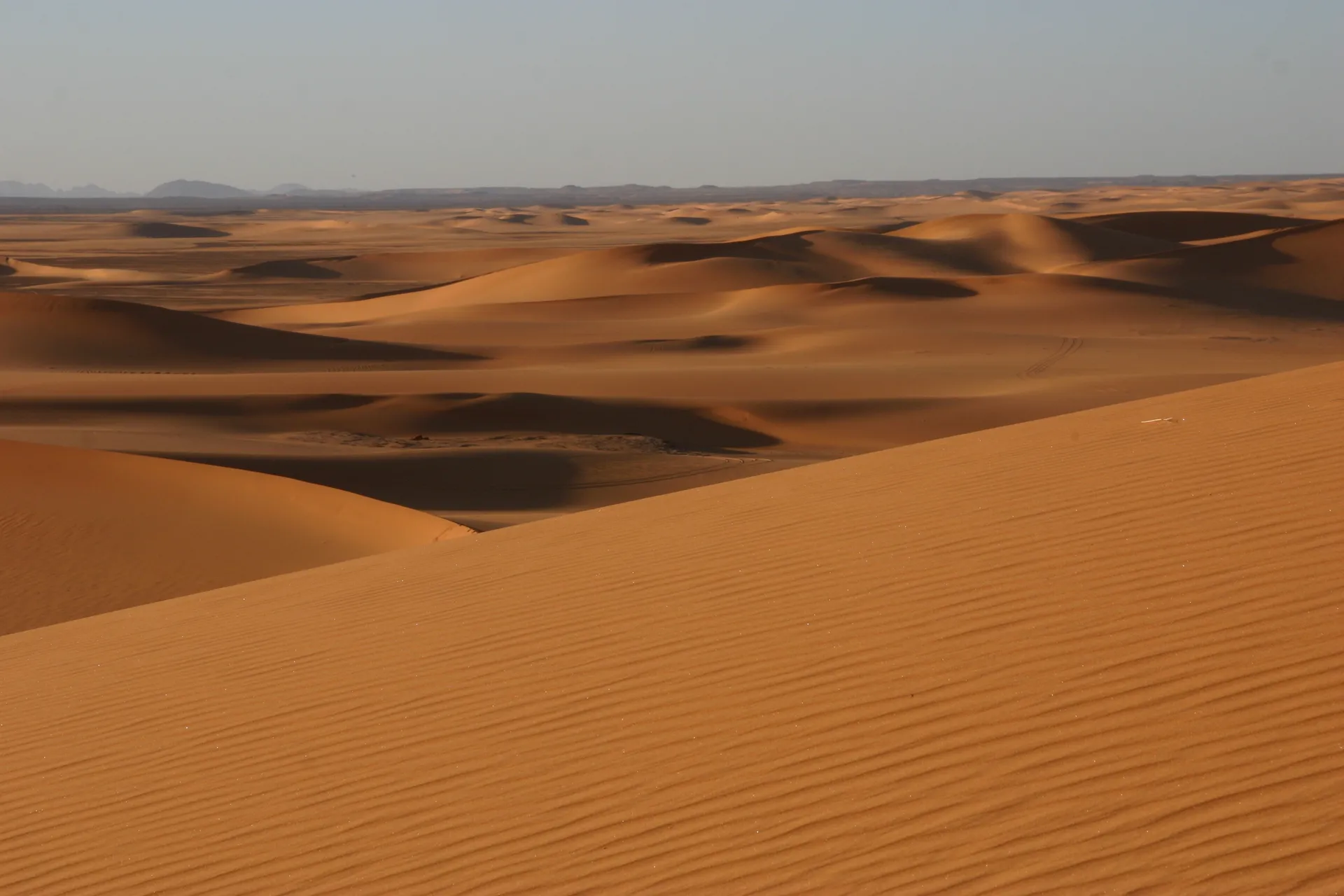 Uitzicht vanaf het zandduin boven ons eerste kampement in de Ouan Kasa zandzee