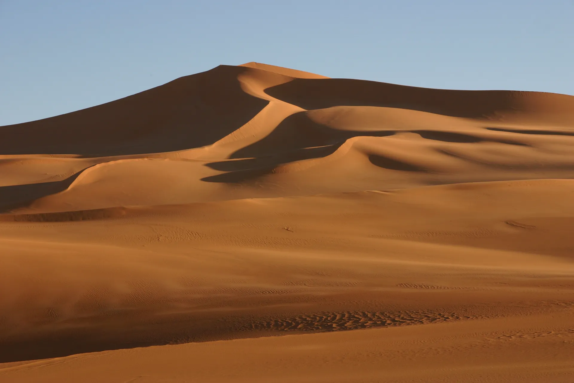 Zandduinen bij opkomende zon [Ouan Kasa zandzee]