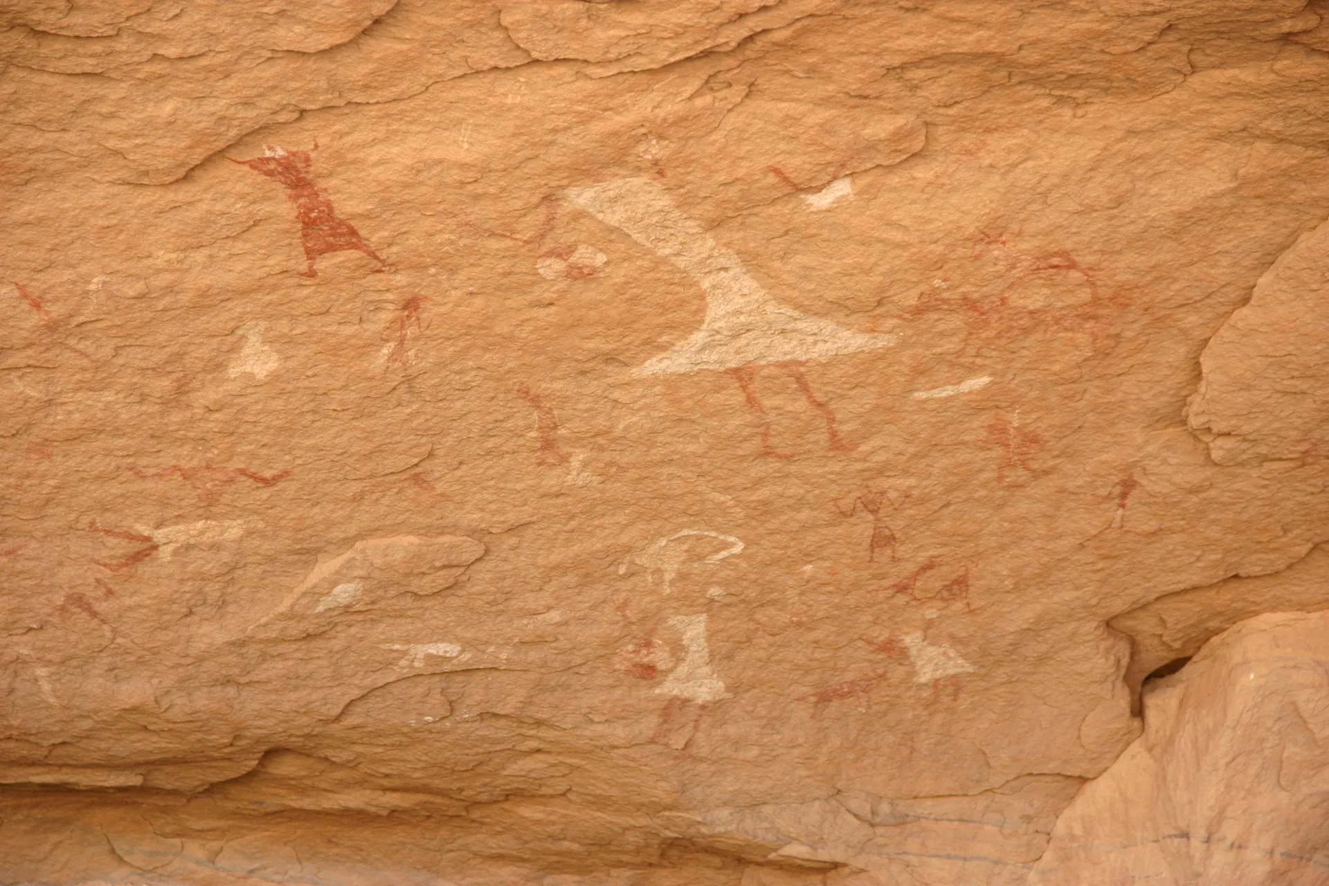 Rotsschilderingen met veelkleurige figuren [Akakus gebergte]