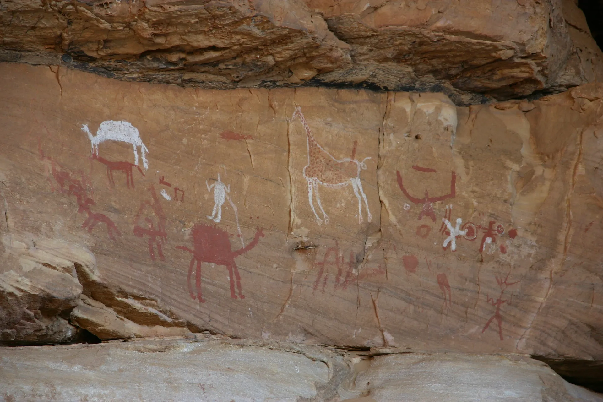 Rotsschilderingen met veelkleurige figuren [Akakus gebergte]