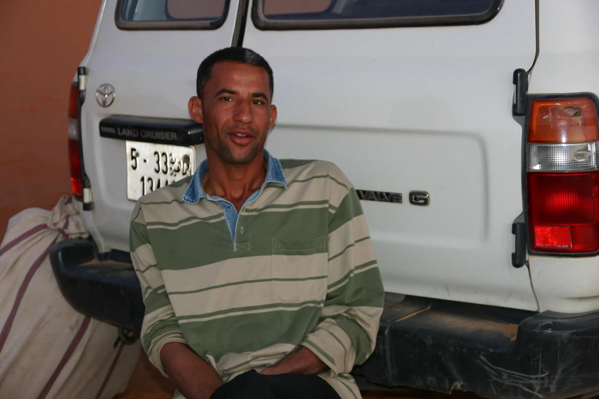 Chauffeur Magdy van onze landcruiser, man van een rustige rijstijl