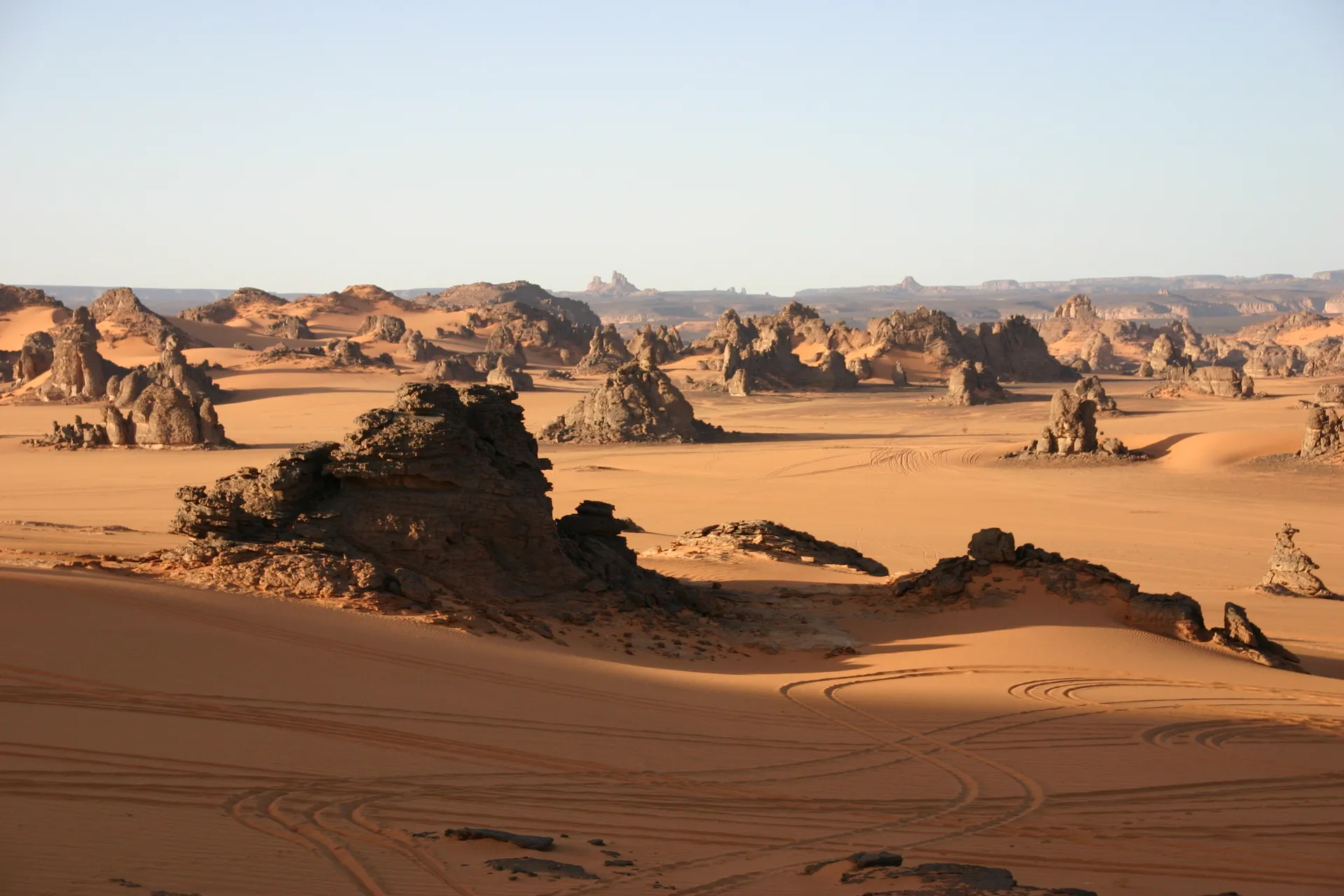 Een half uur later zijn de schaduwen korter en is het zand roder van kleur [Akakus gebergte]